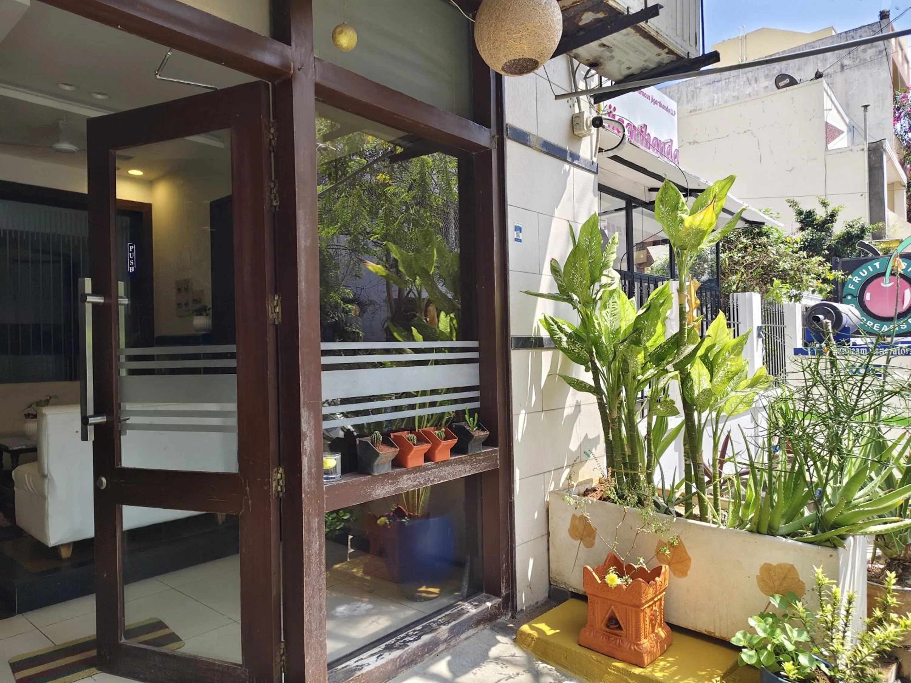 Facade/entrance in Arunik Inn