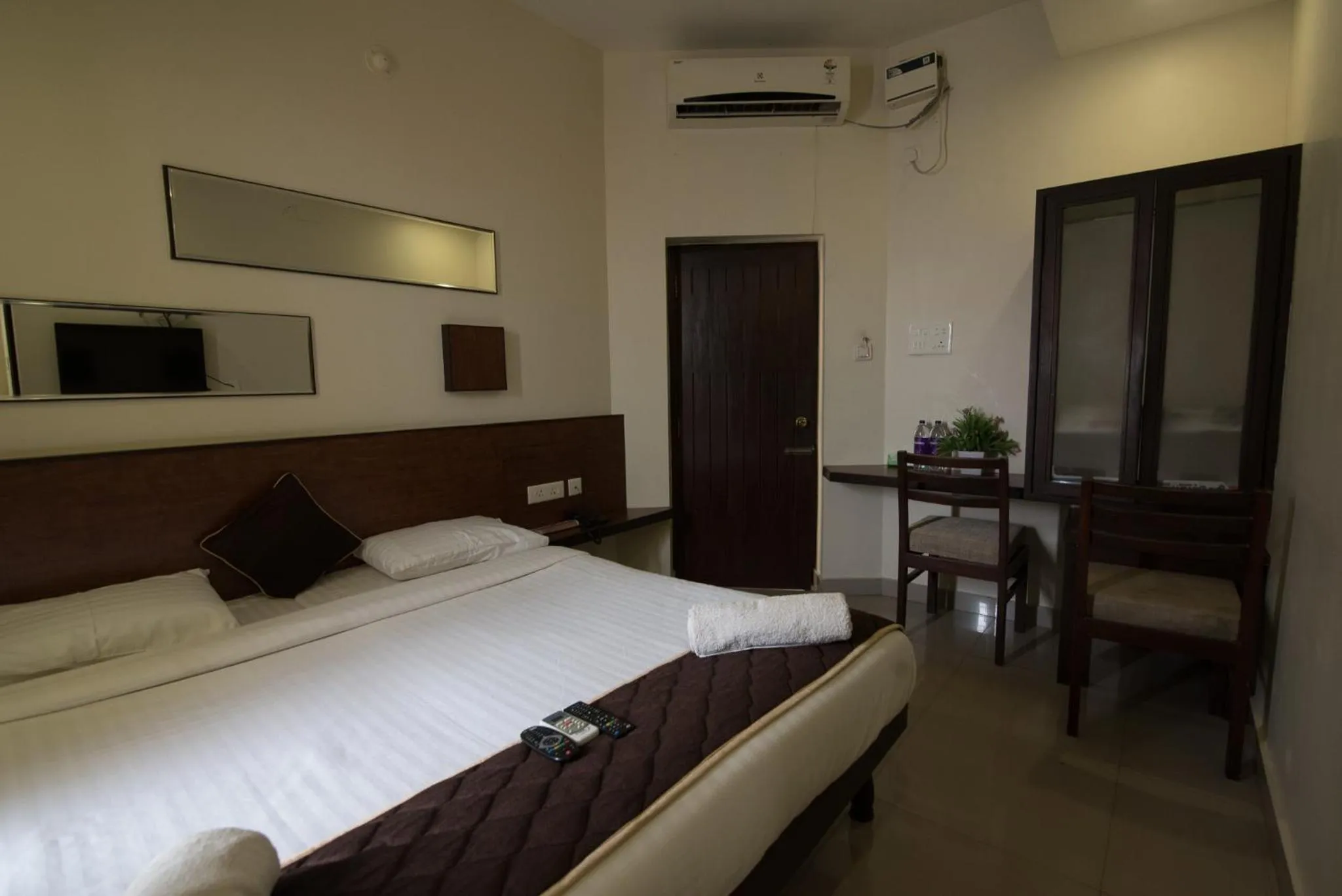 Photo of the whole room, Bed in Arunik Inn