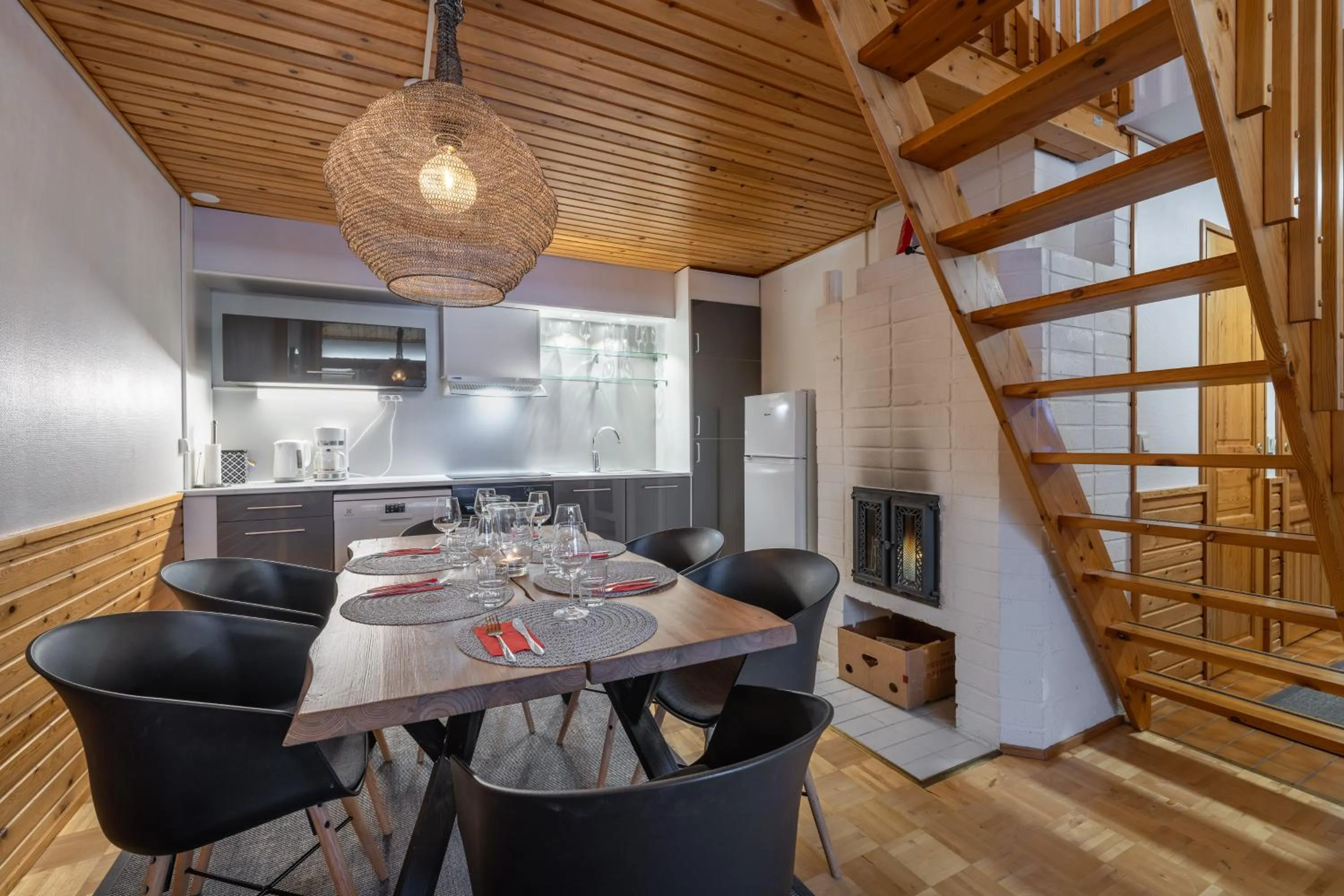 Dining area in Kuukkeli Apartments Teerenpesue E 33