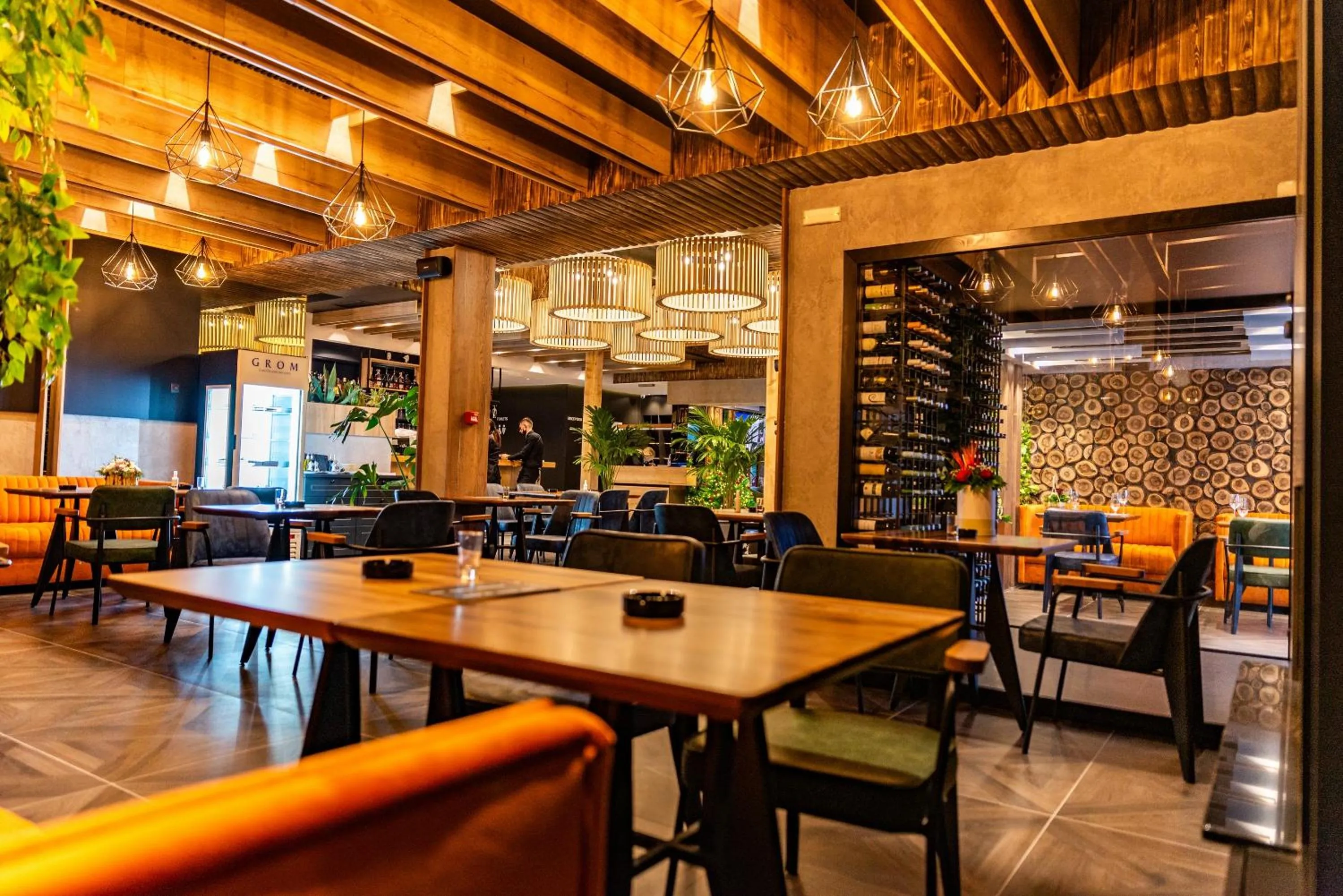 Restaurant/places to eat in Hotel Forest