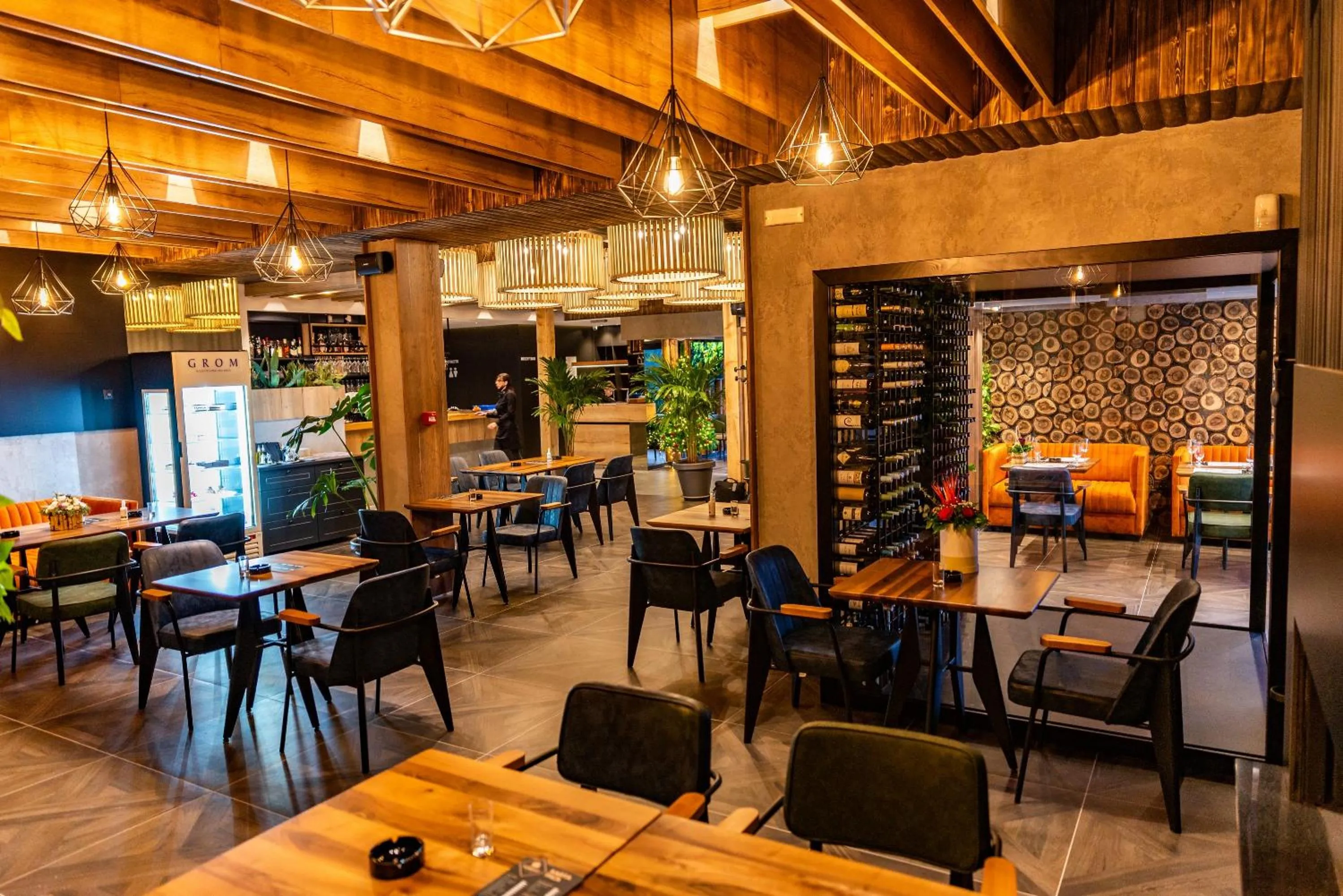 Restaurant/places to eat in Hotel Forest