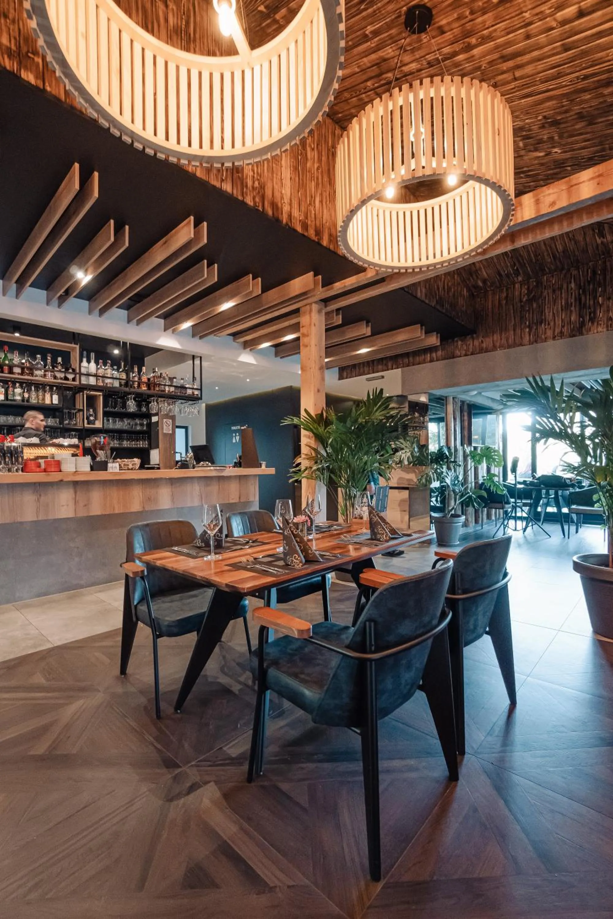 Restaurant/places to eat in Hotel Forest