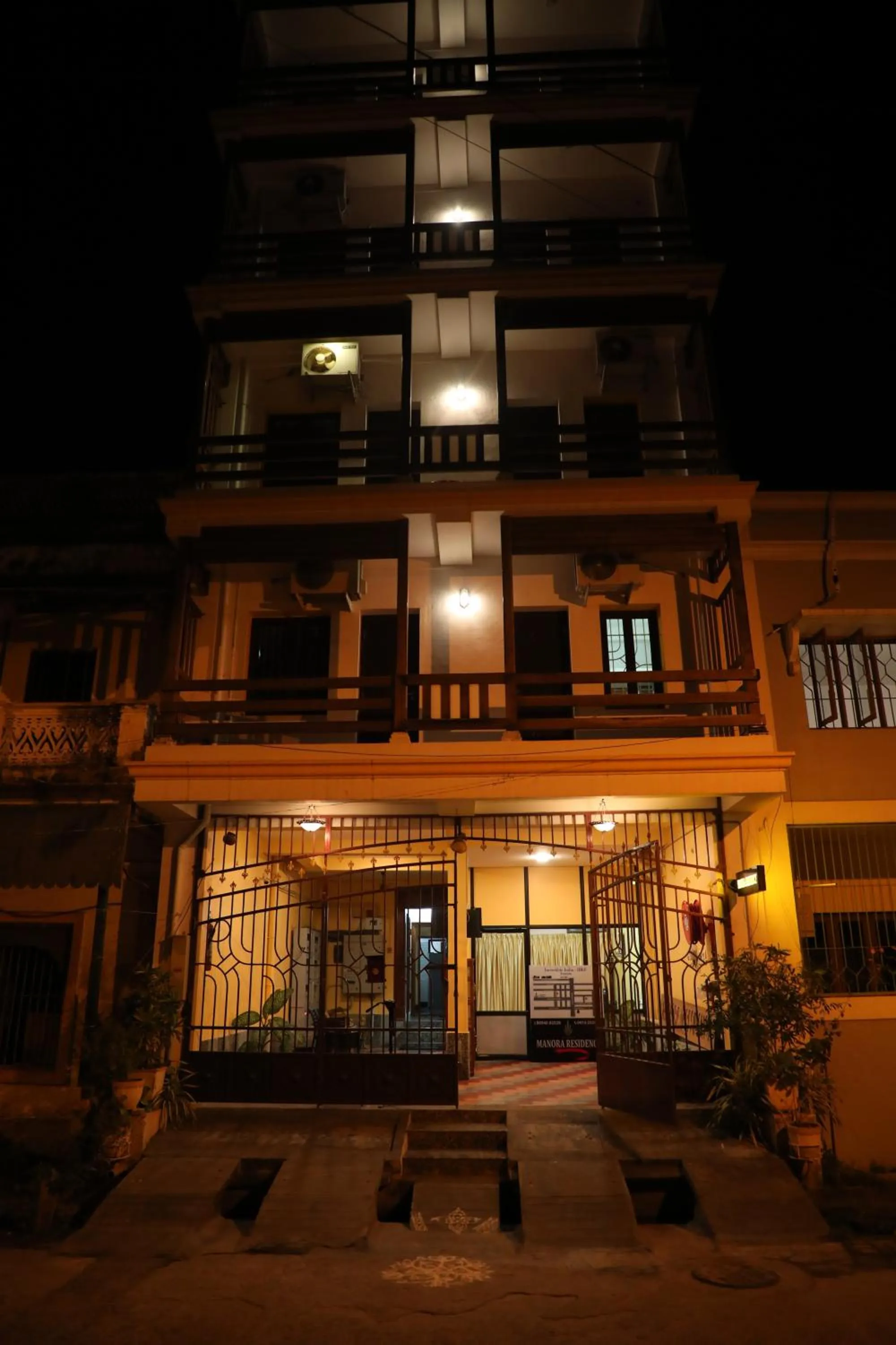 Facade/entrance in Manora Residency