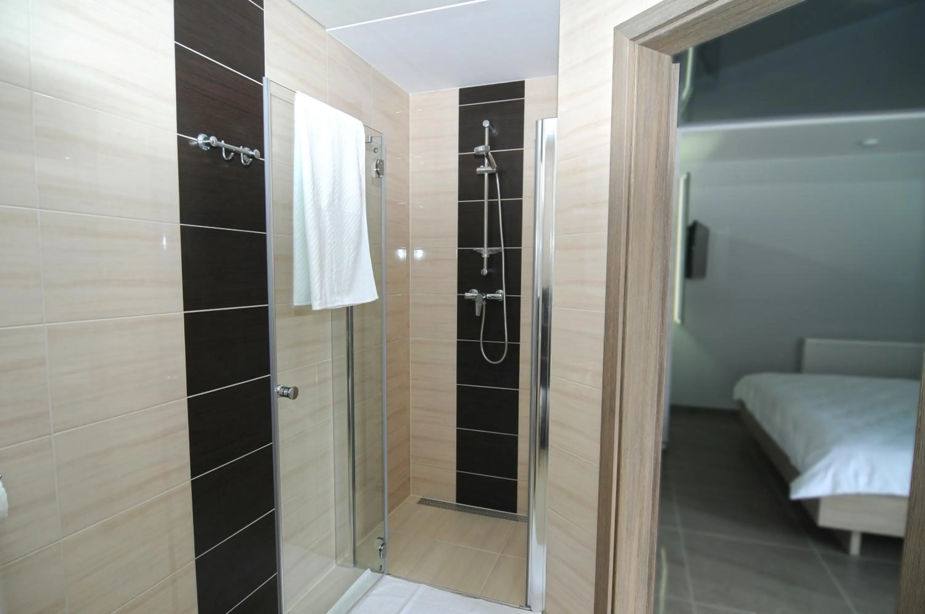 Bathroom, Bed in Nanis Hotel & Appartements