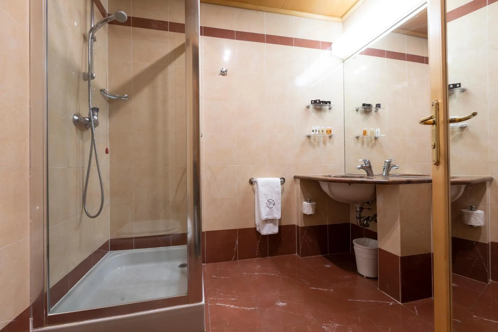 Bathroom in City Life Hotel Poliziano, by R Collection Hotels