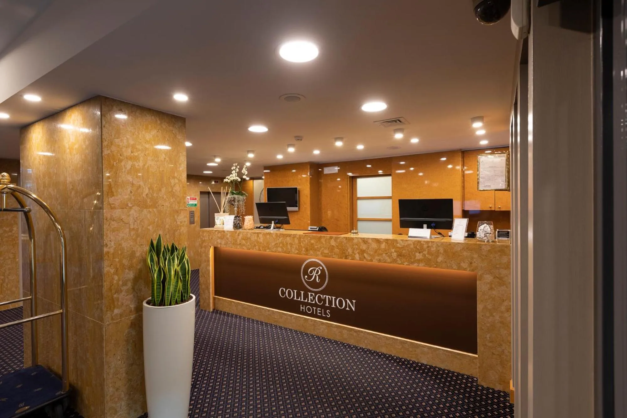 Lobby or reception in City Life Hotel Poliziano, by R Collection Hotels