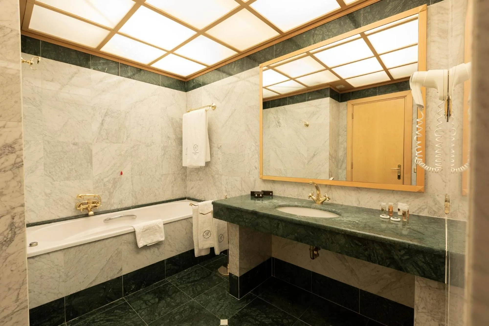Bathroom in City Life Hotel Poliziano, by R Collection Hotels