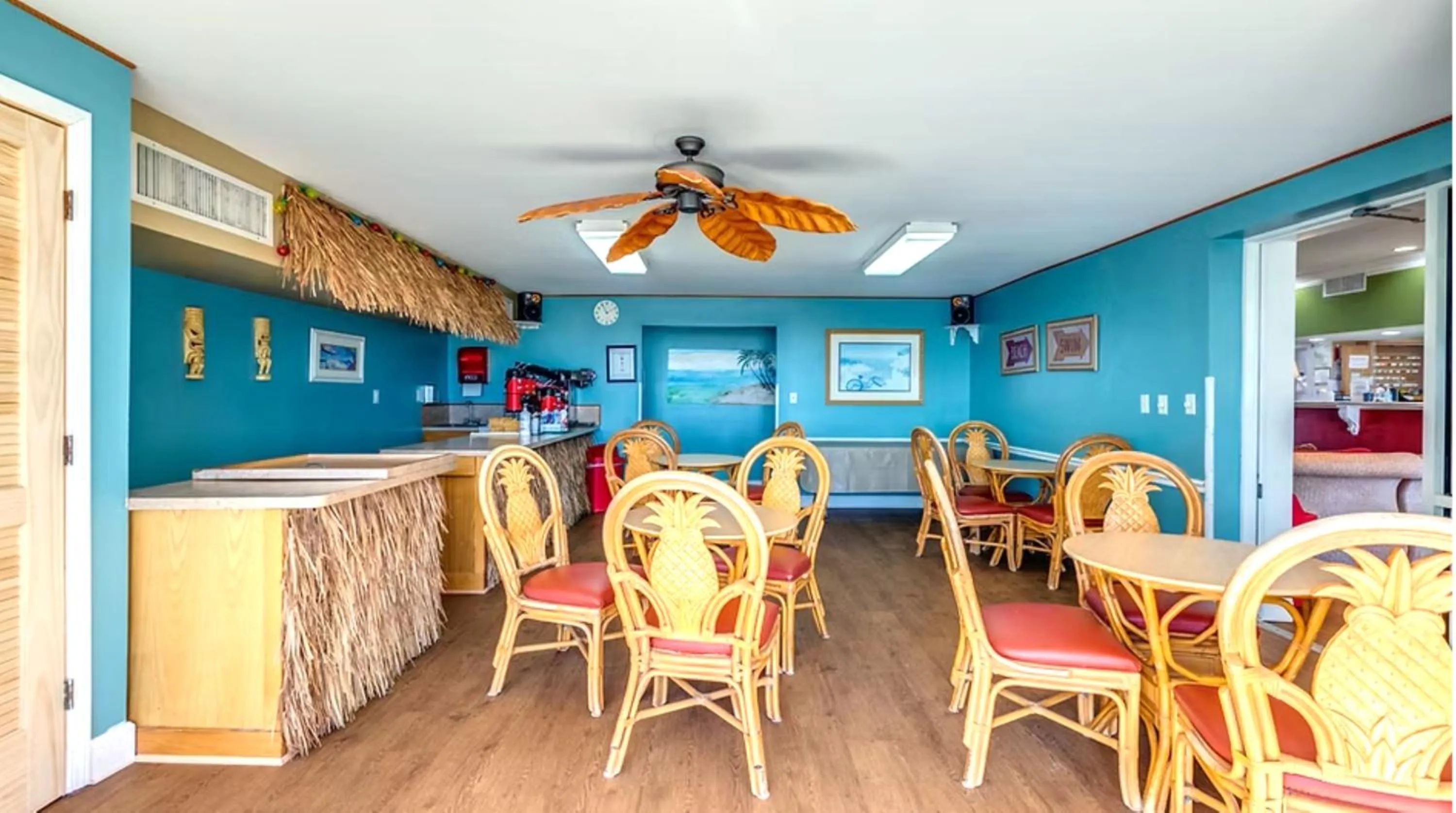 Seating area in Destin Holiday Beach Resort