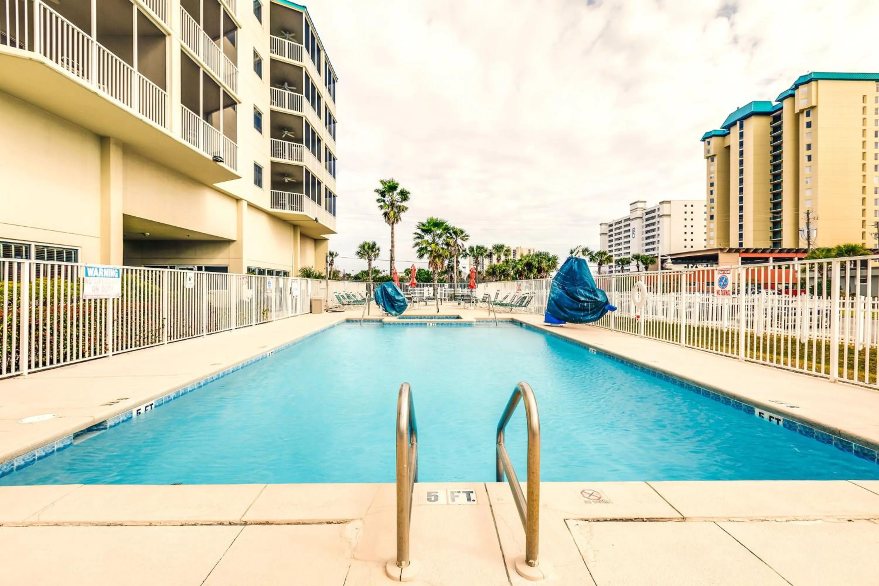Swimming pool in Destin Holiday Beach Resort