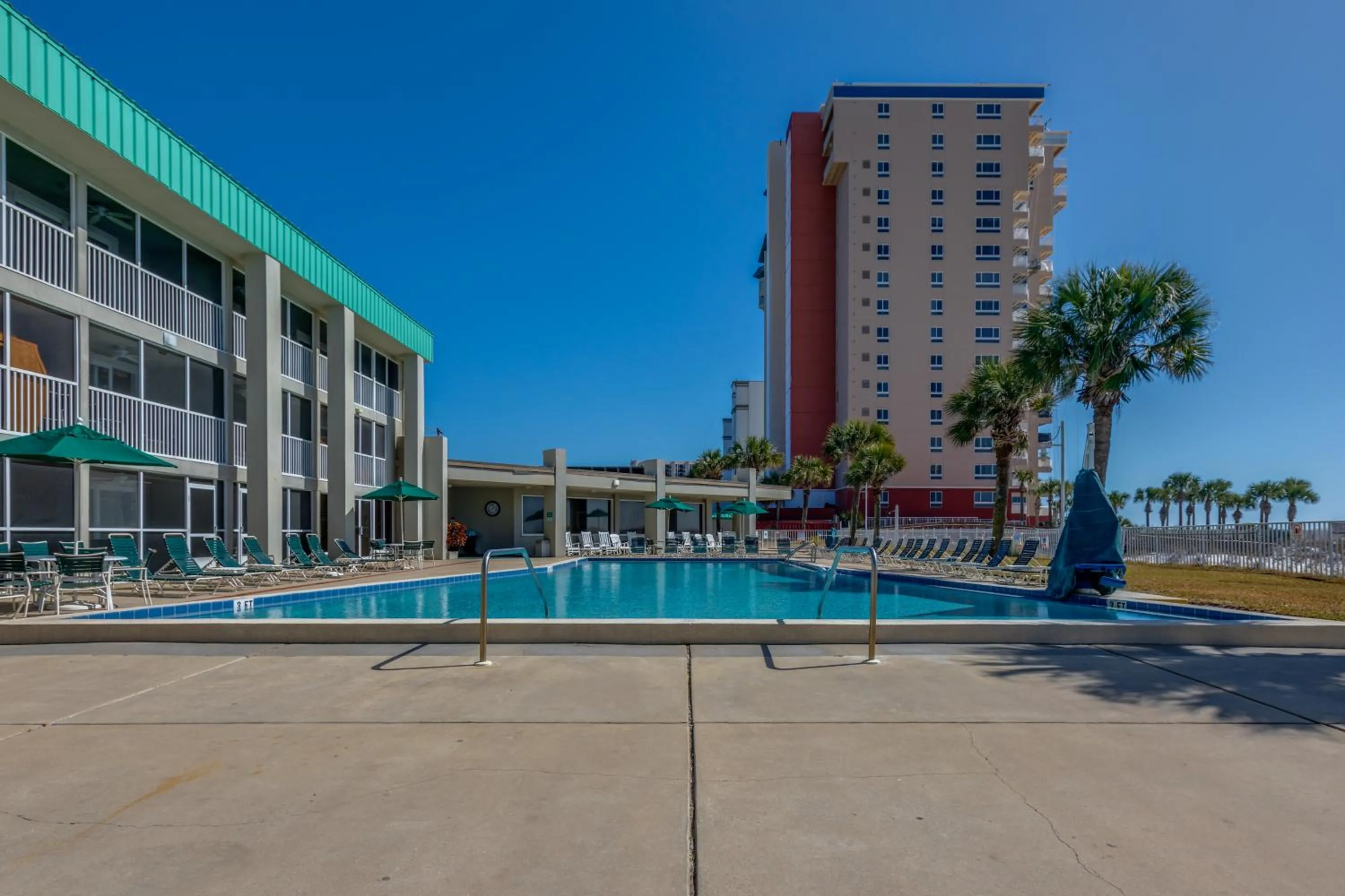 Property building in Destin Holiday Beach Resort