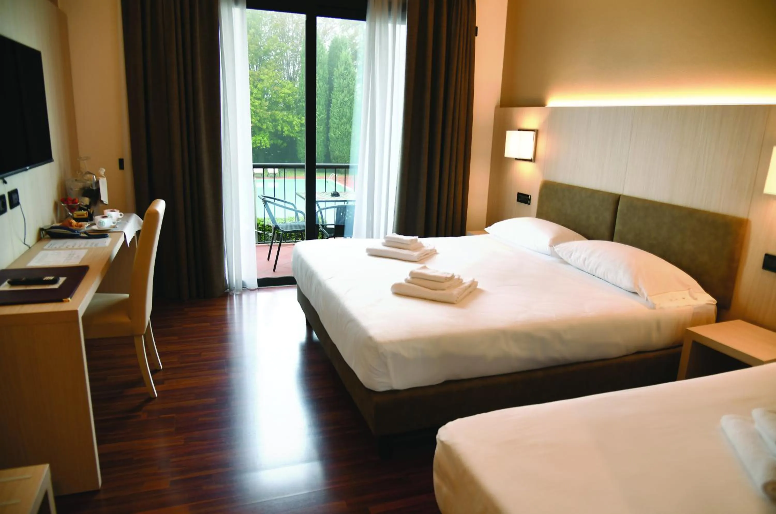 hair dresser, Bed in Yachting Hotel Mistral