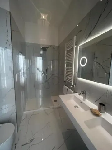 Shower in Hotel Gabriella