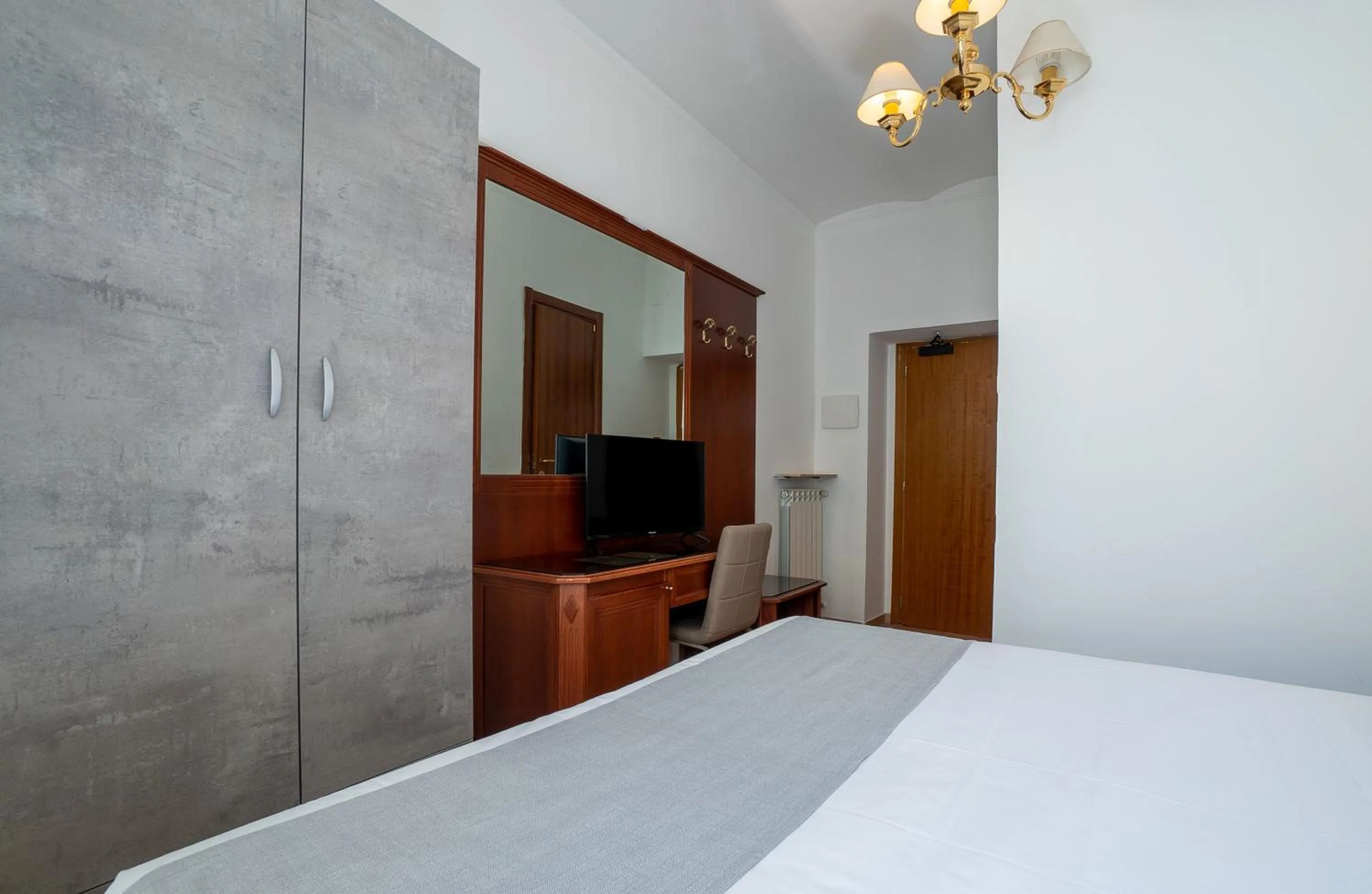 wardrobe, Bed in Hotel Gabriella