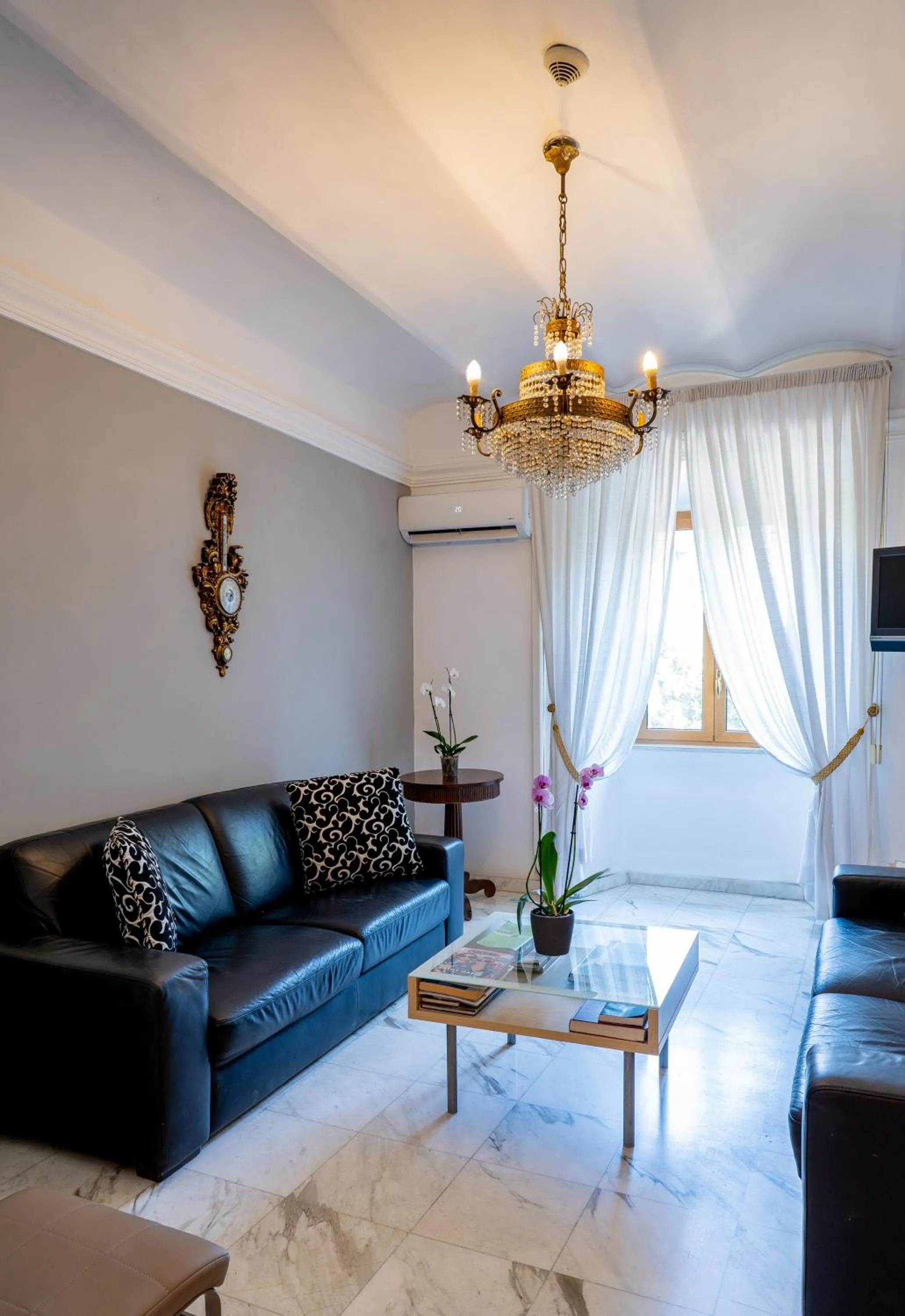 Communal lounge/ TV room in Hotel Gabriella