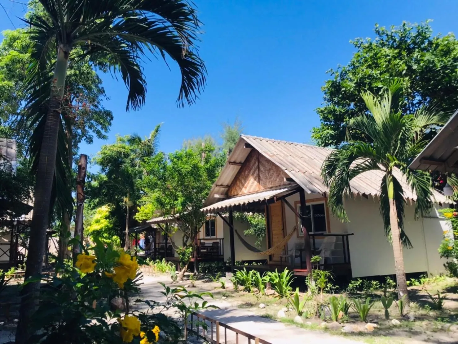 Property building in Lipe Garden Beach Resort