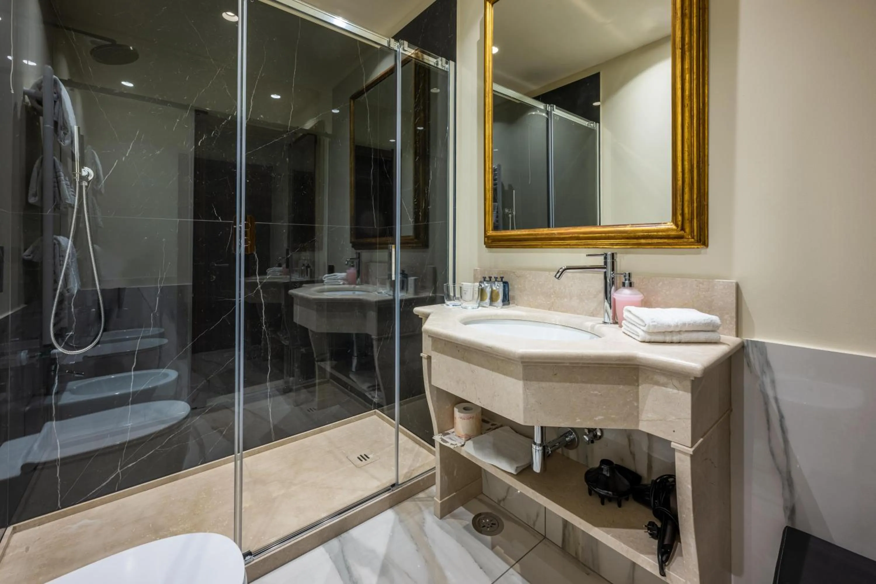 Bathroom in Palazzo Bembo - Exclusive Accommodation