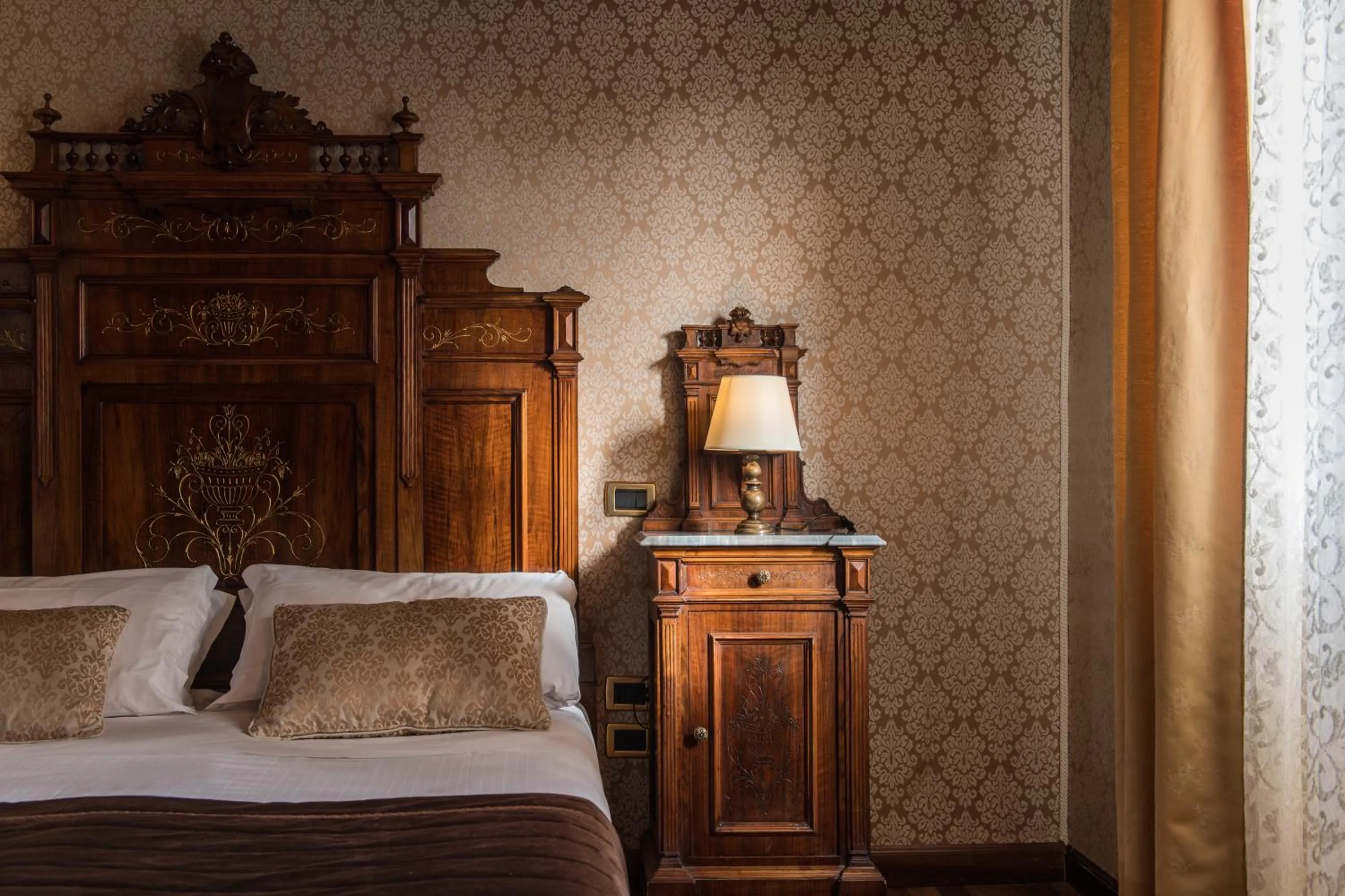 Decorative detail, Bed in Palazzo Bembo - Exclusive Accommodation