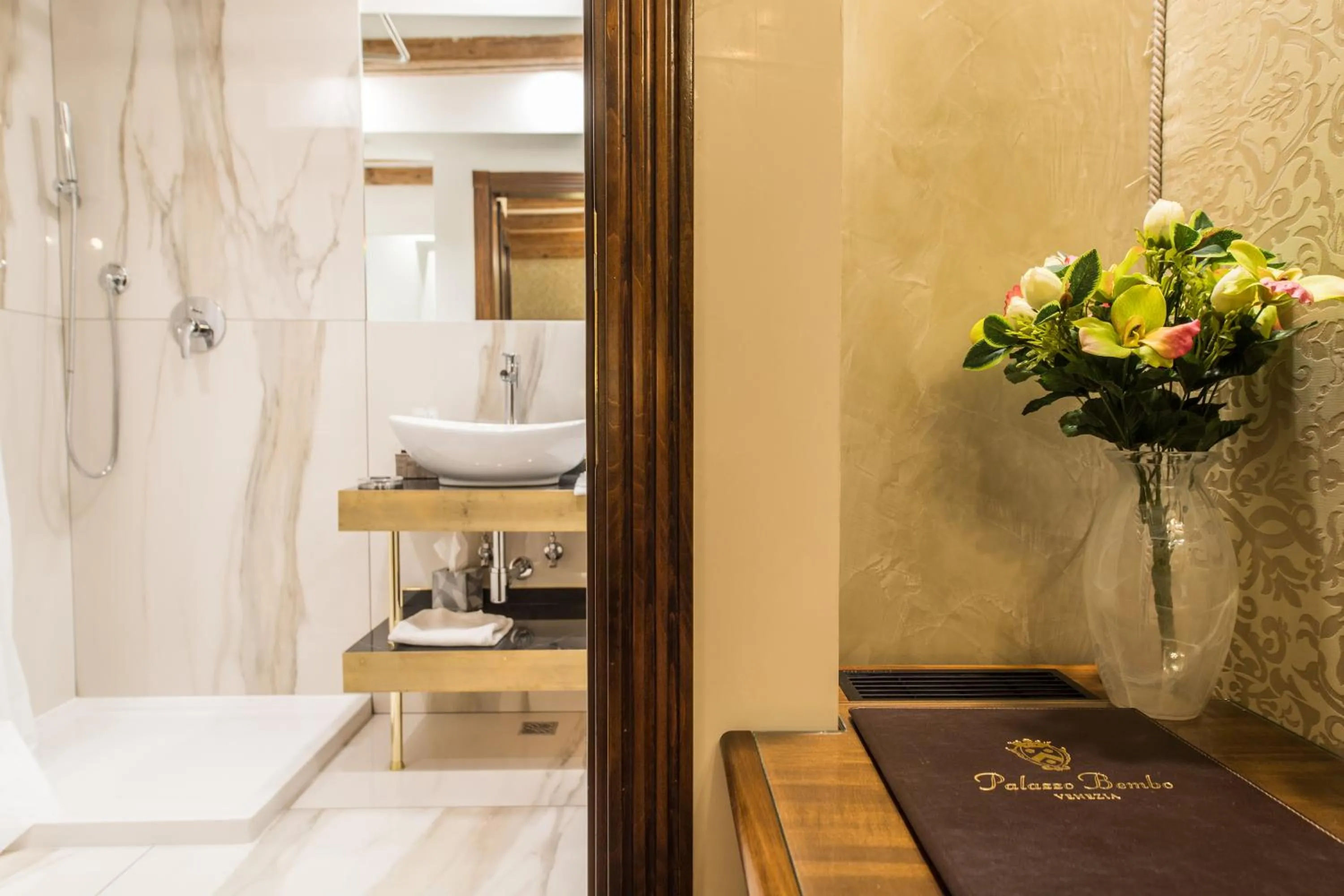 Bathroom in Palazzo Bembo - Exclusive Accommodation