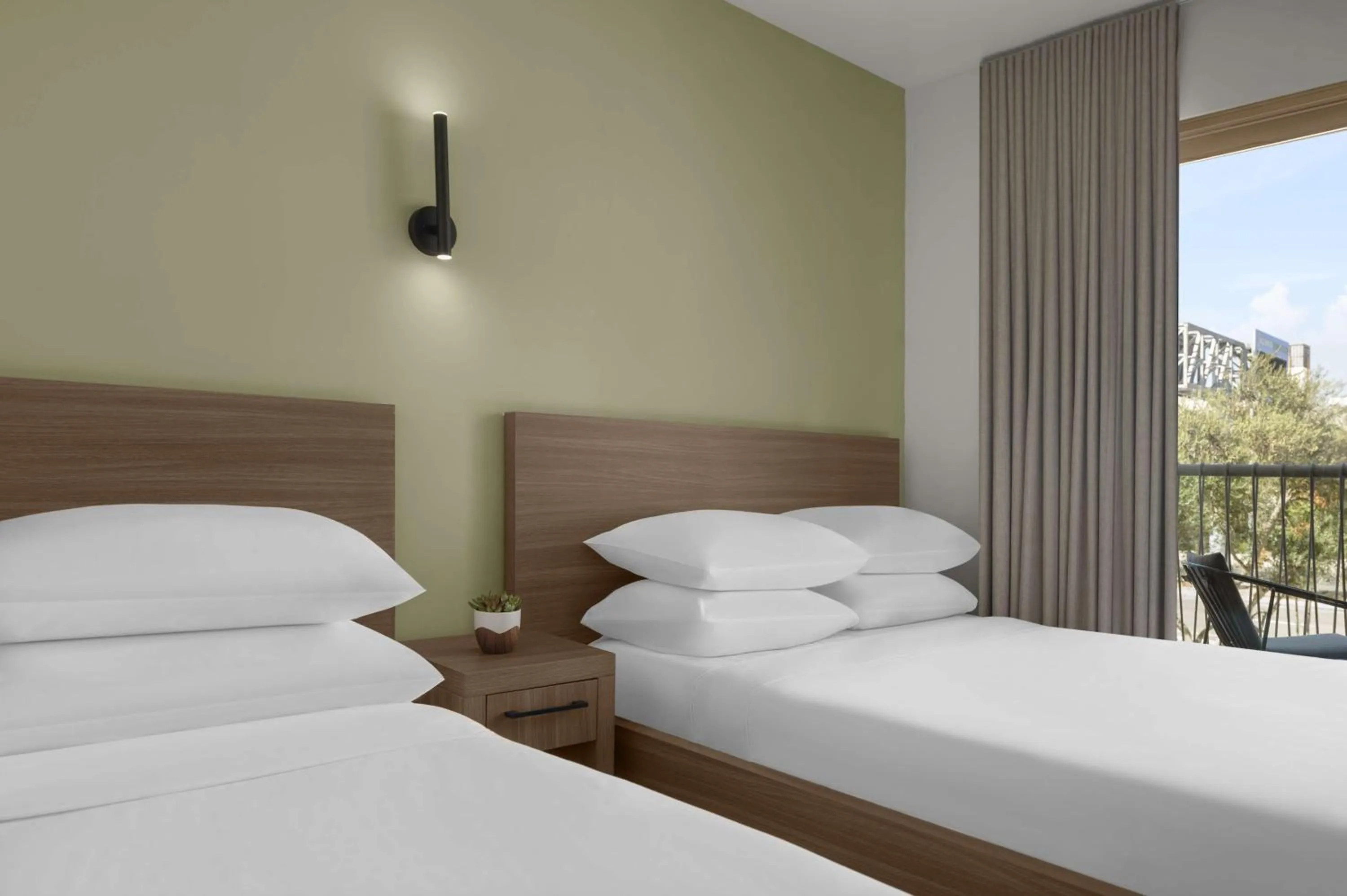 Bed in The Lum Hotel Los Angeles Stadium District