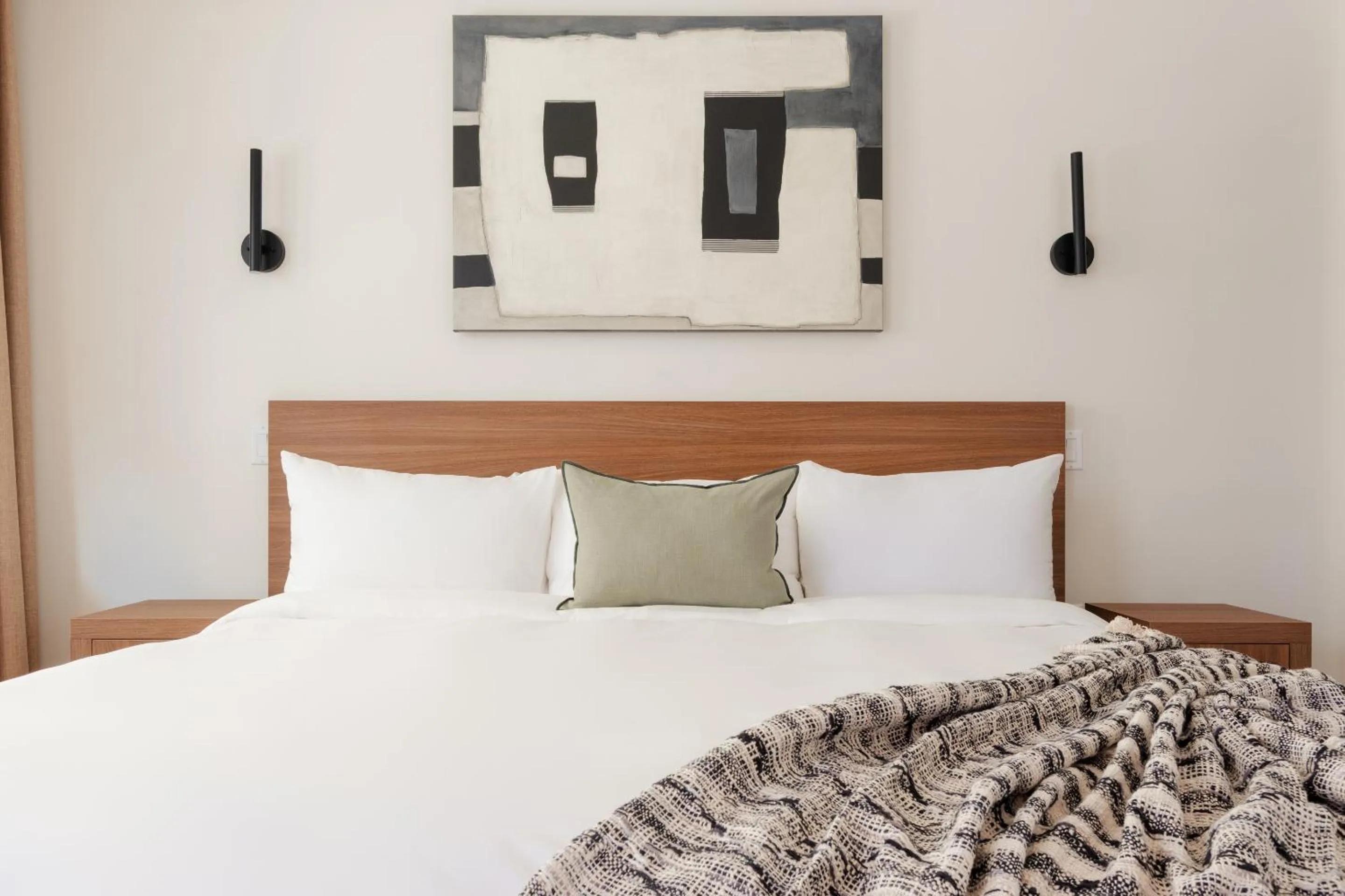 Bed in The Lum Hotel Los Angeles Stadium District