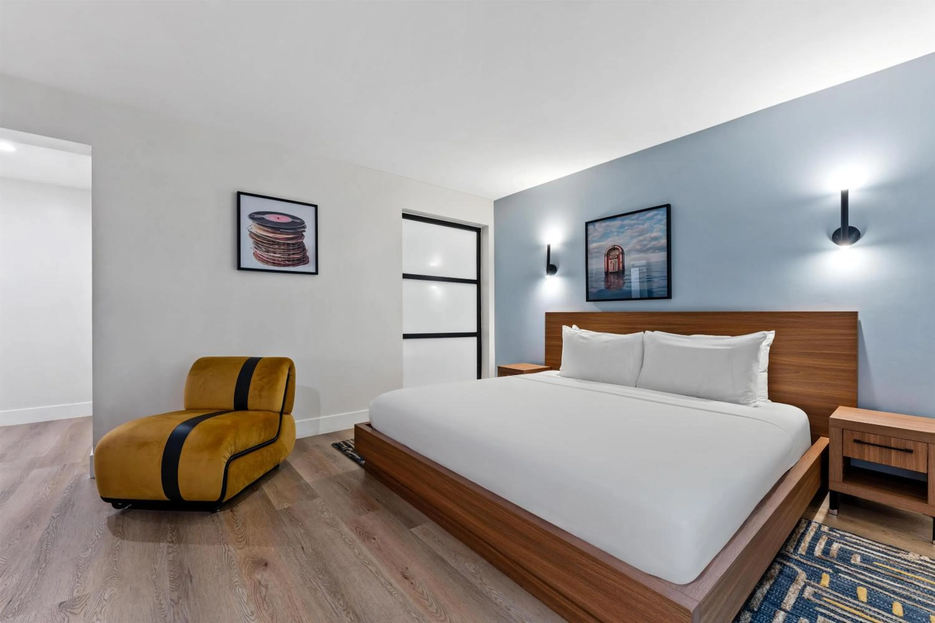 Bed in The Lum Hotel Los Angeles Stadium District