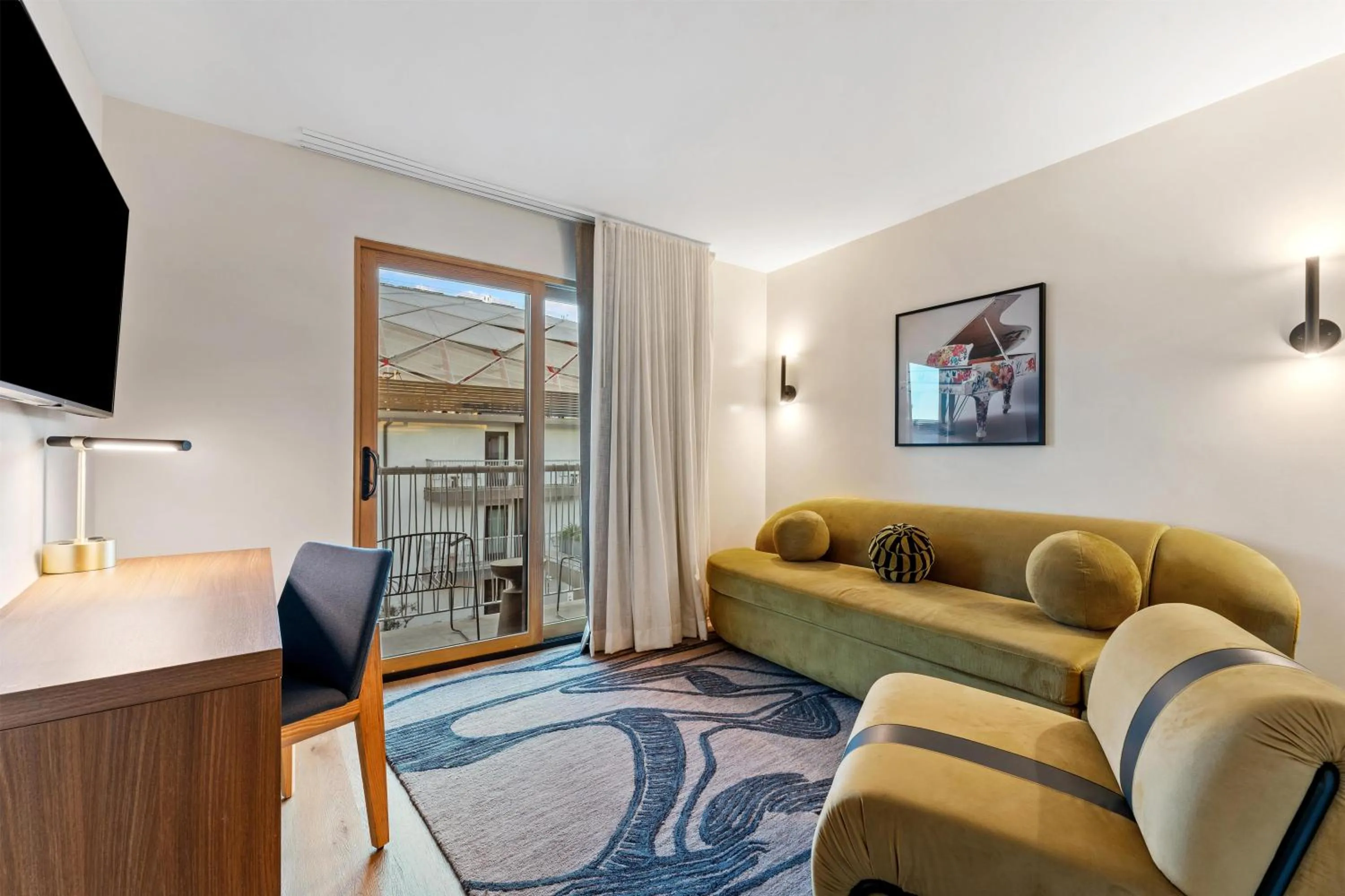 Bedroom in The Lum Hotel Los Angeles Stadium District