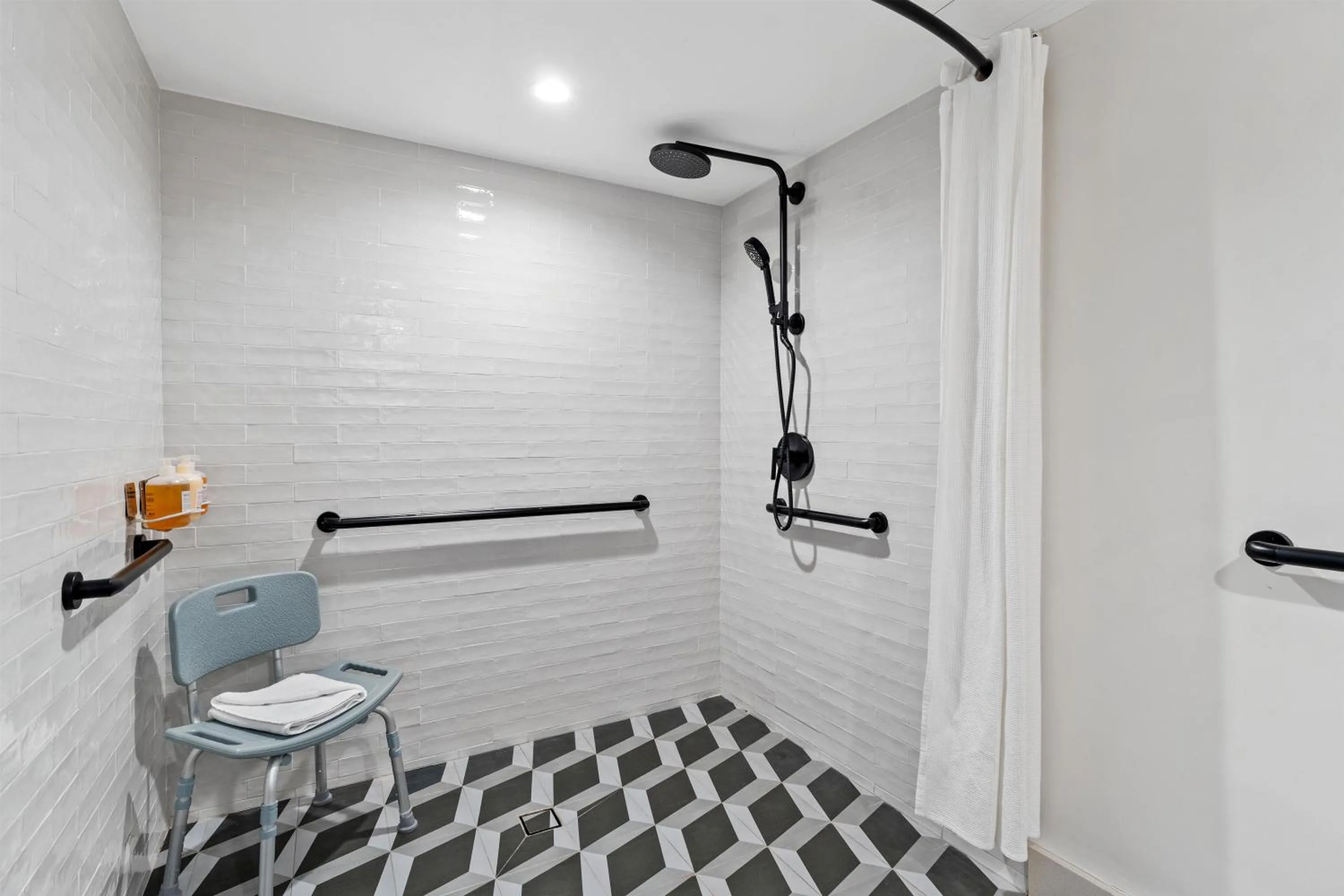 Bathroom in The Lum Hotel Los Angeles Stadium District