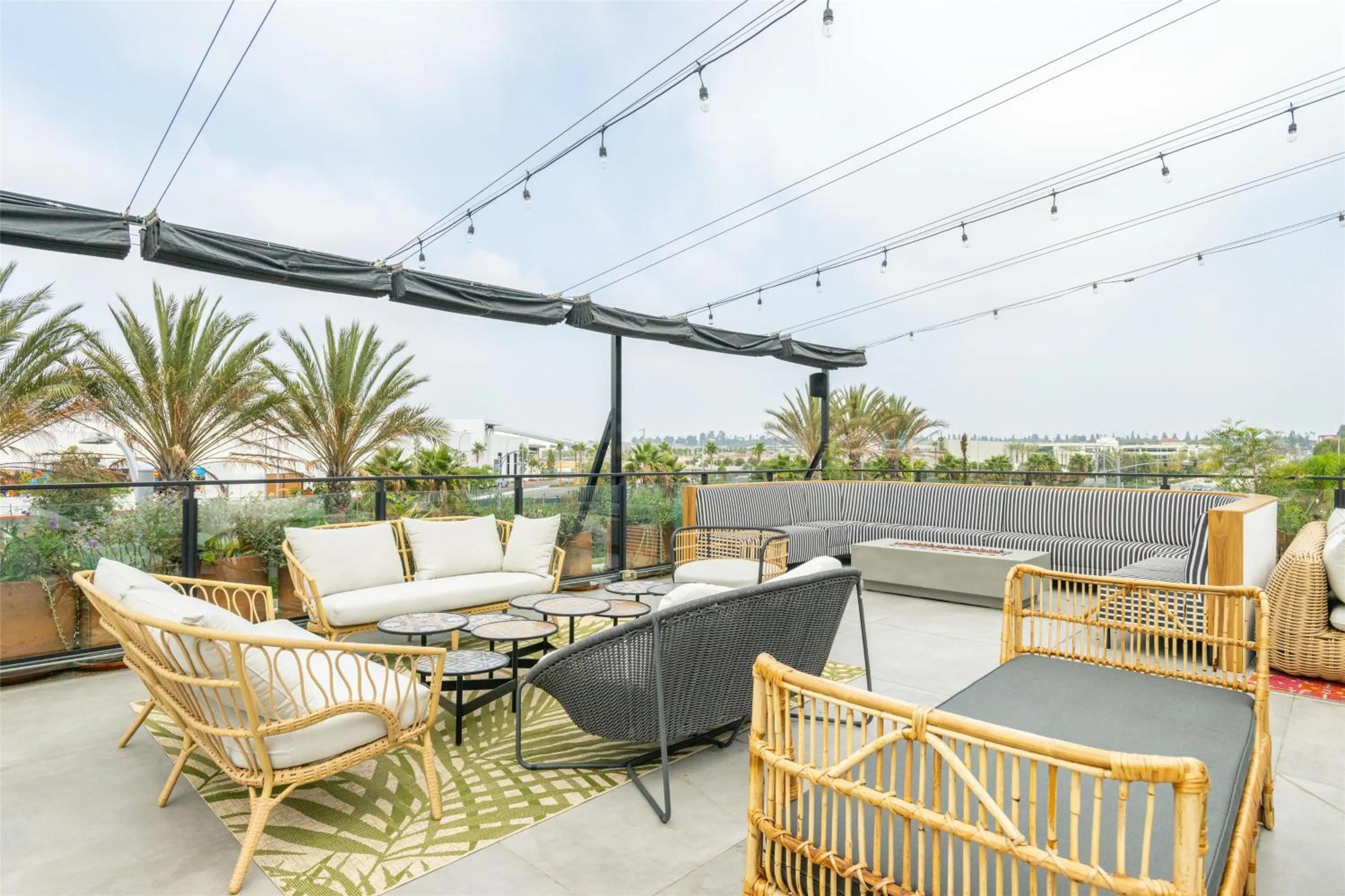 Patio in The Lum Hotel Los Angeles Stadium District