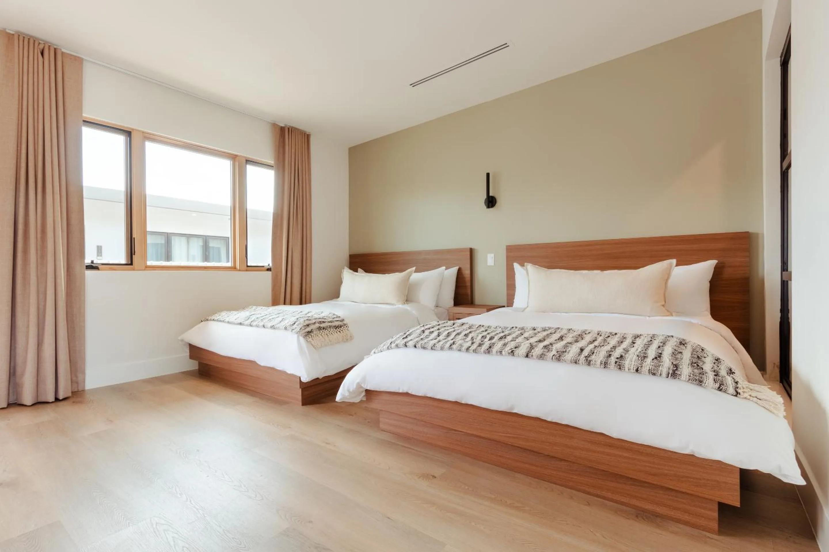 Bedroom, Bed in The Lum Hotel Los Angeles Stadium District