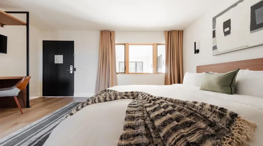 Bedroom, Bed in The Lum Hotel Los Angeles Stadium District