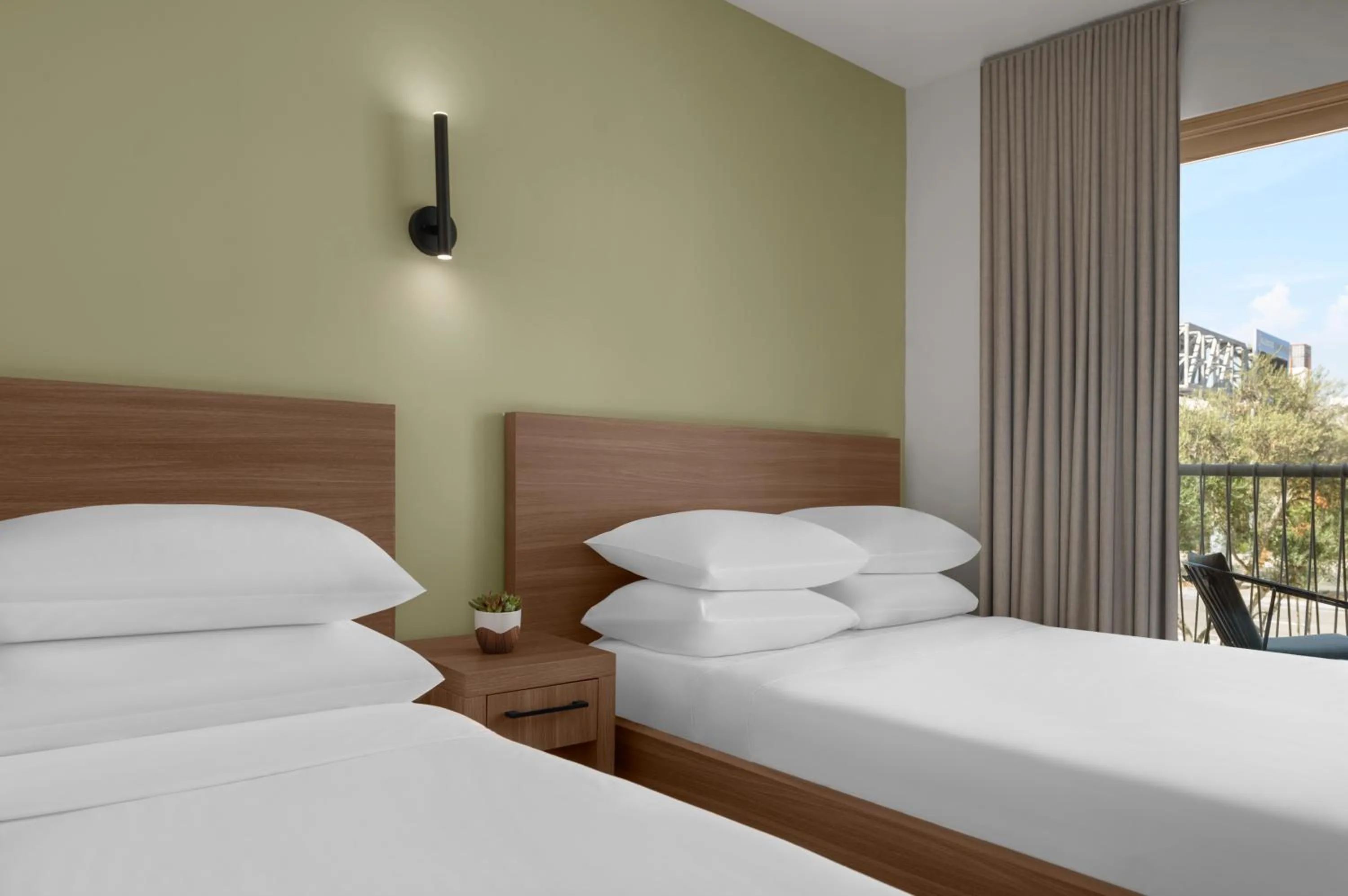 Bedroom, Bed in The Lum Hotel Los Angeles Stadium District