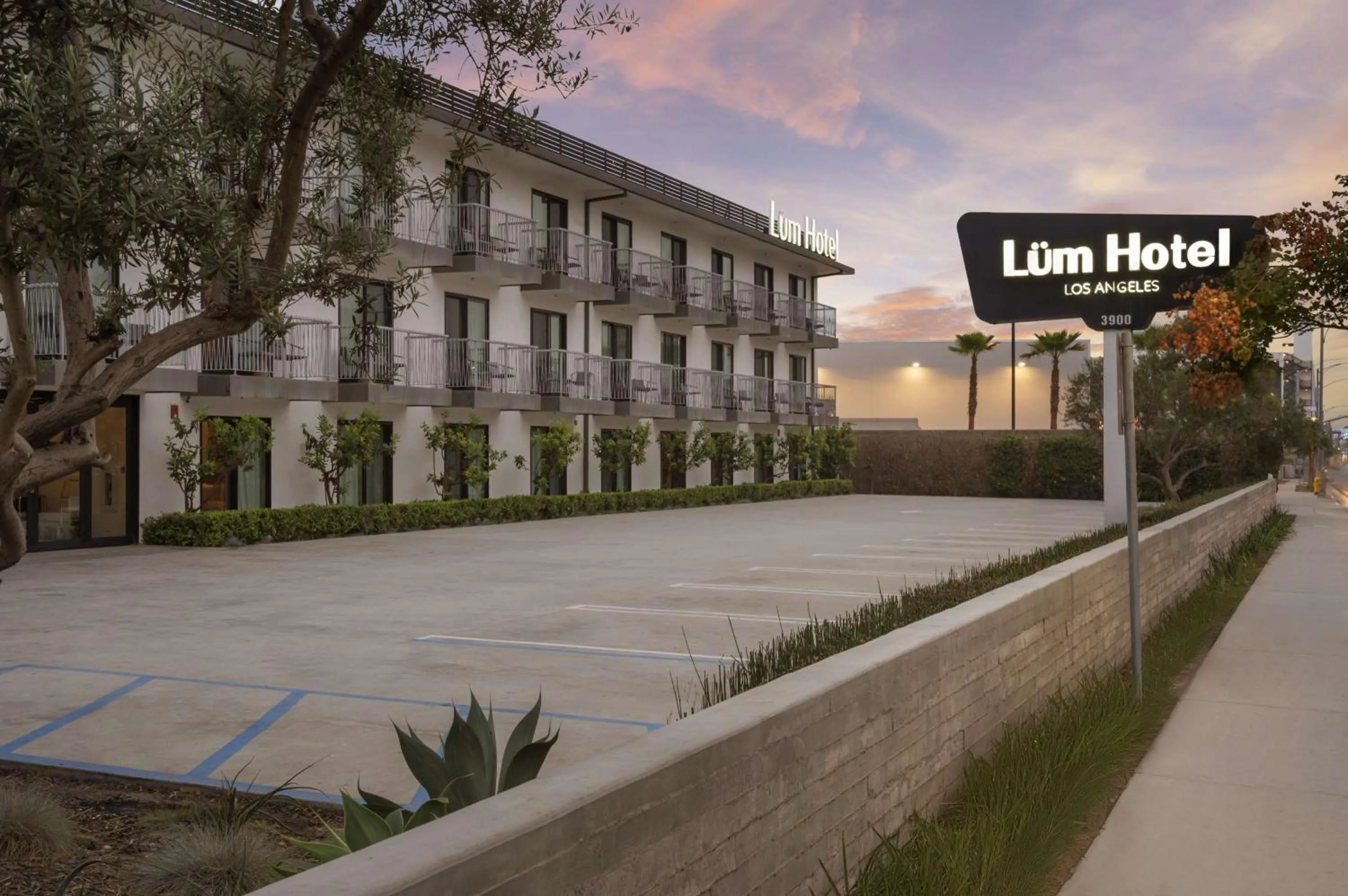 Property building in The Lum Hotel Los Angeles Stadium District