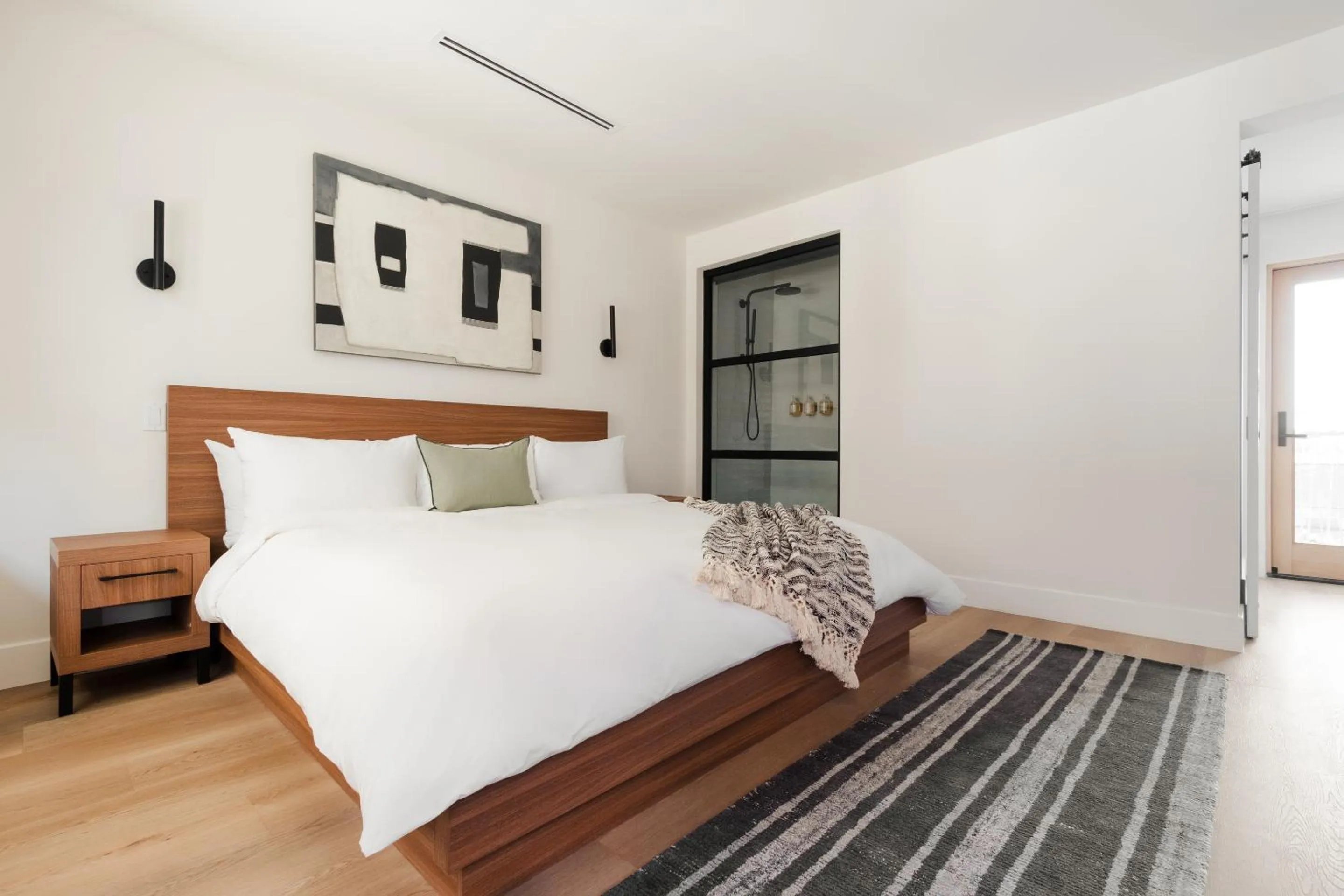 Bed in The Lum Hotel Los Angeles Stadium District