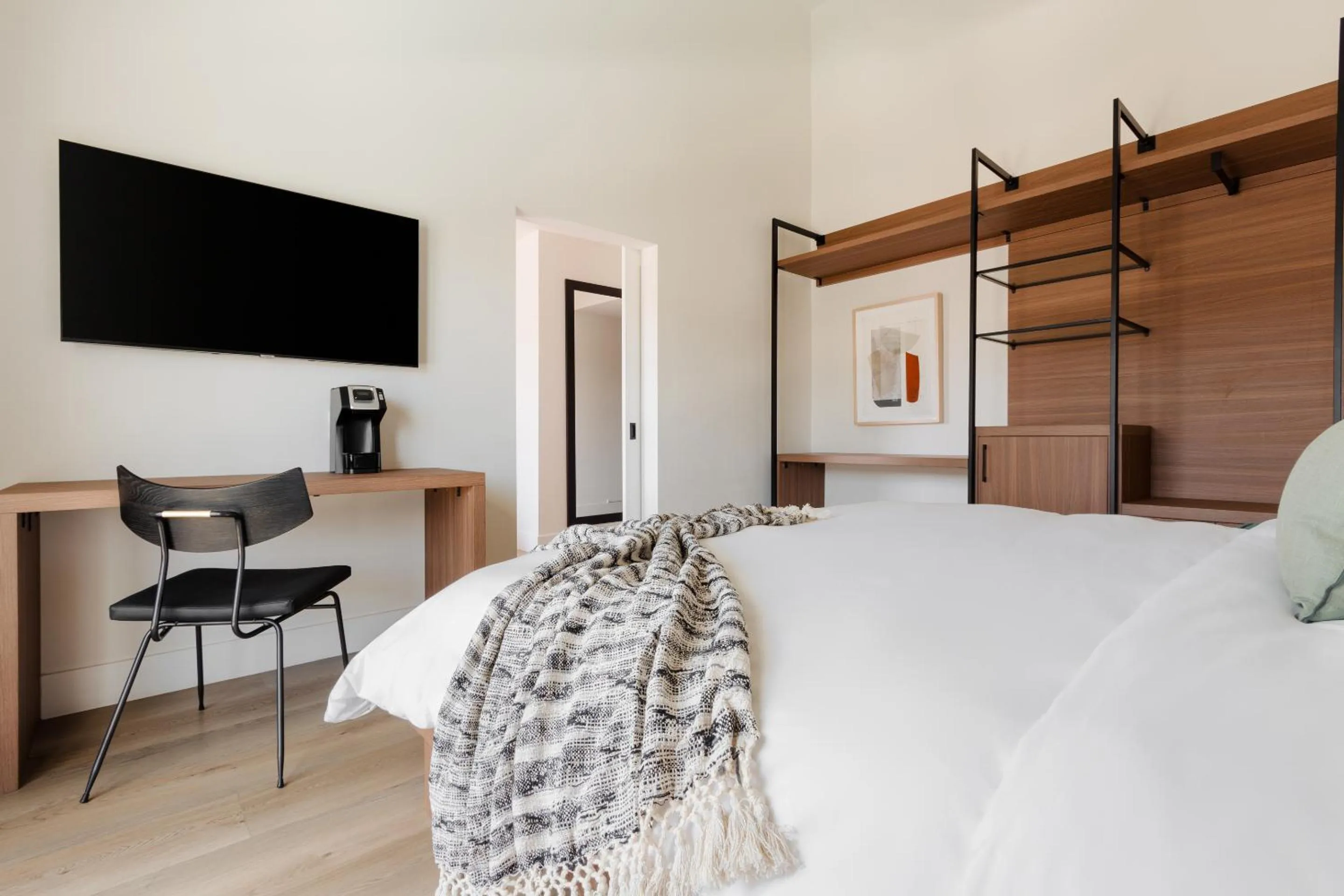 Bedroom, Bed in The Lum Hotel Los Angeles Stadium District