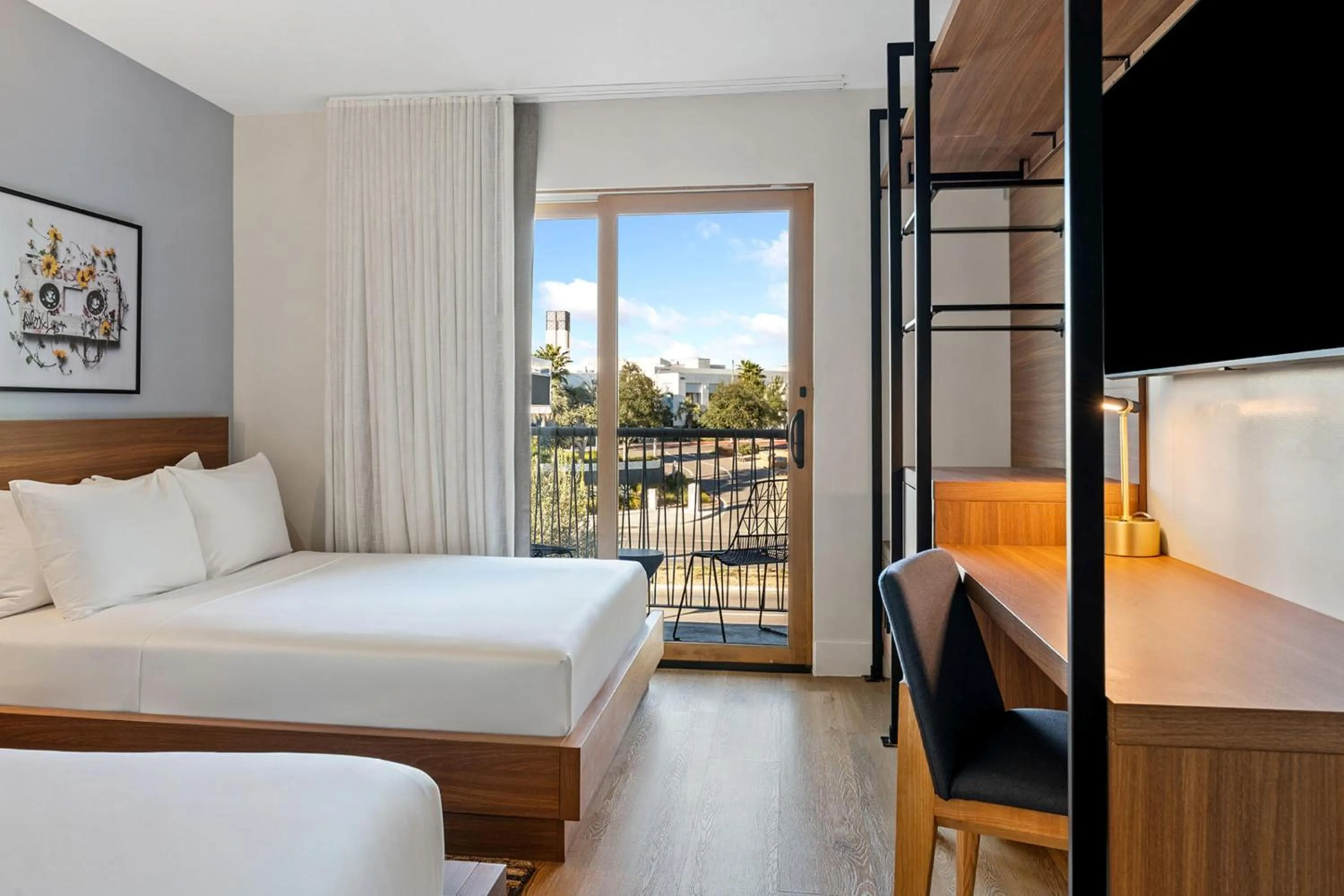 Bed in The Lum Hotel Los Angeles Stadium District