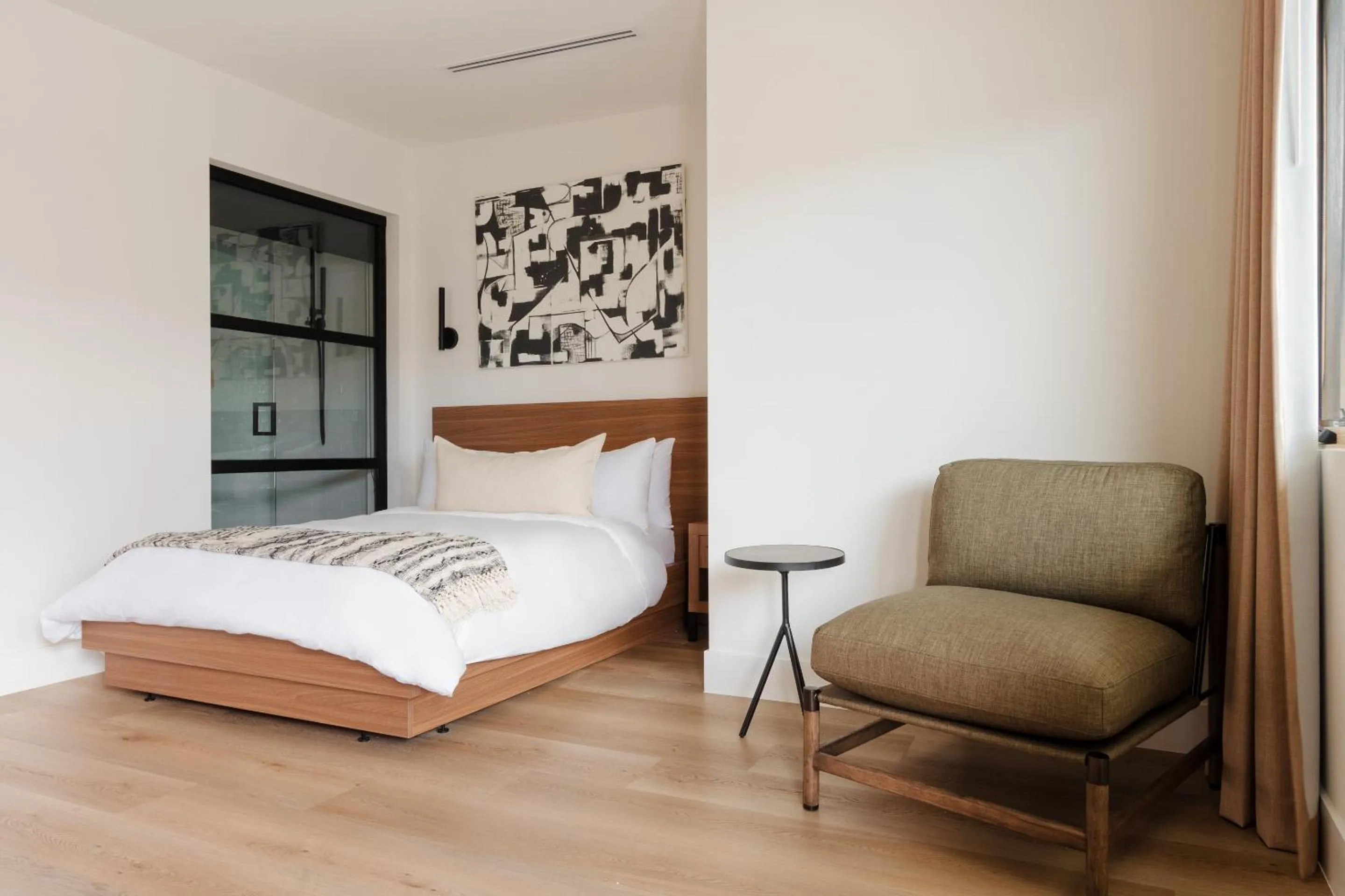 Bedroom, Bed in The Lum Hotel Los Angeles Stadium District