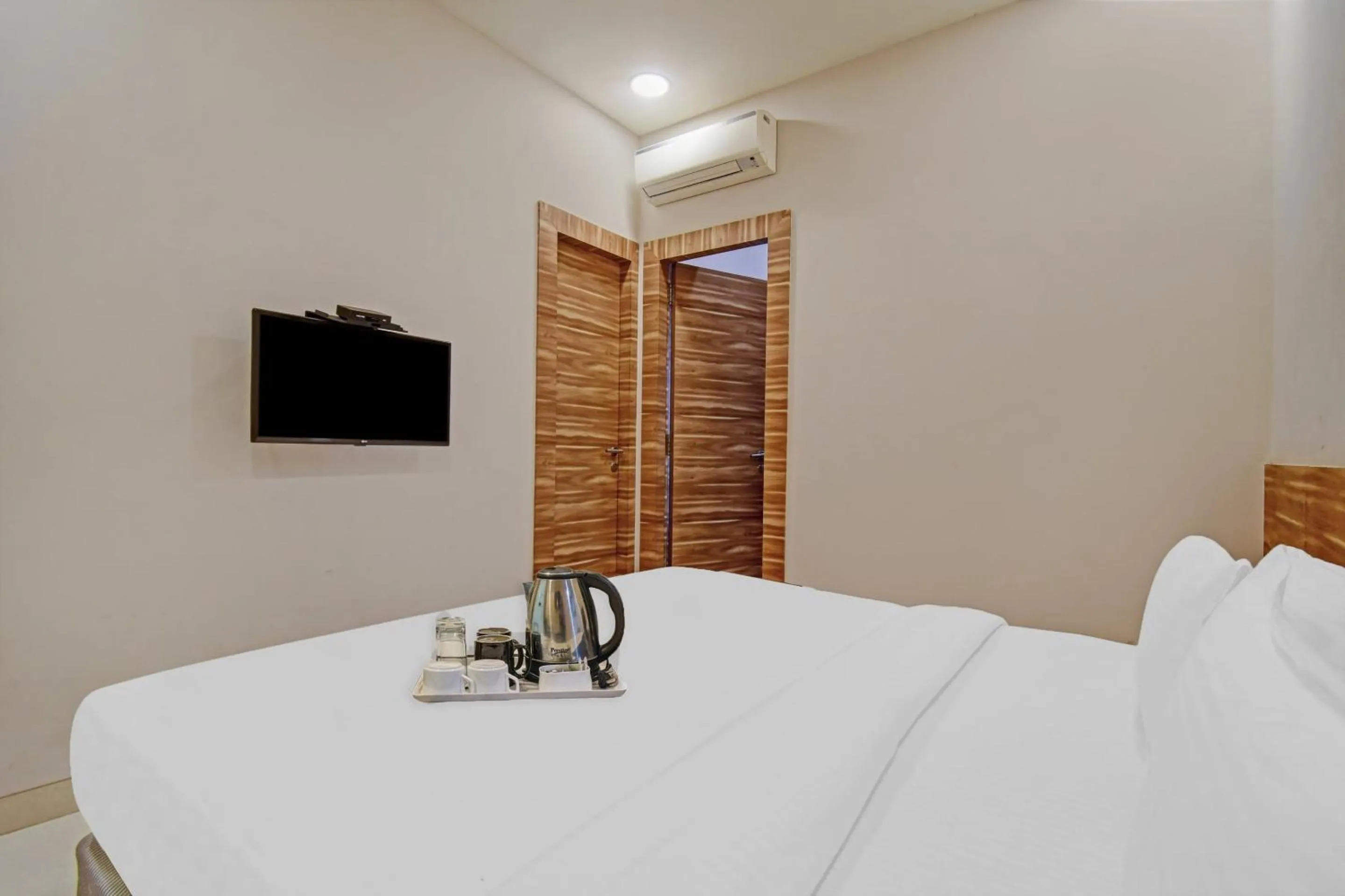 Bedroom, Bed in Super Townhouse Hotel All In One Near City Centre Salt Lake