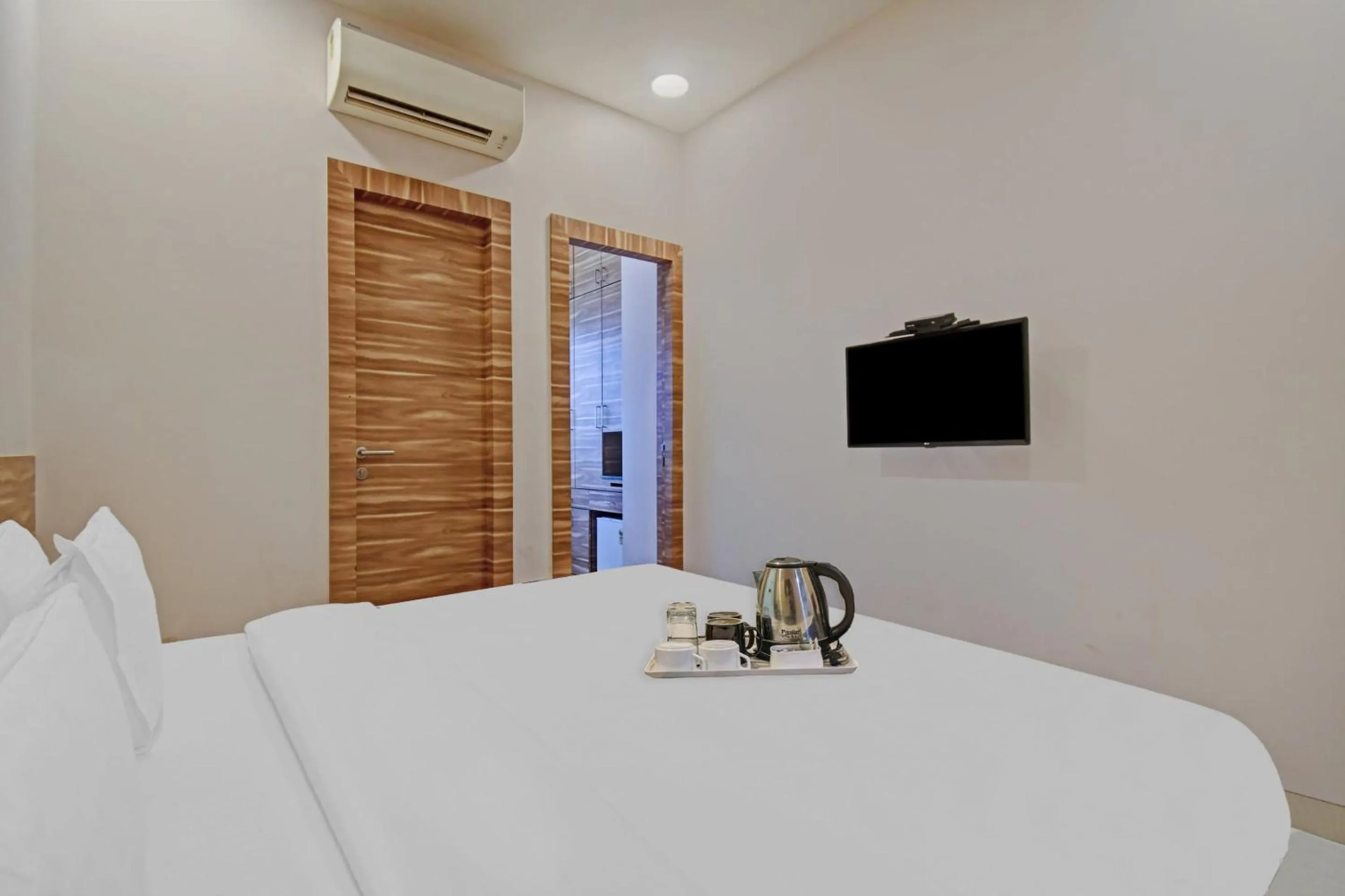 Bedroom, Bed in Super Townhouse Hotel All In One Near City Centre Salt Lake