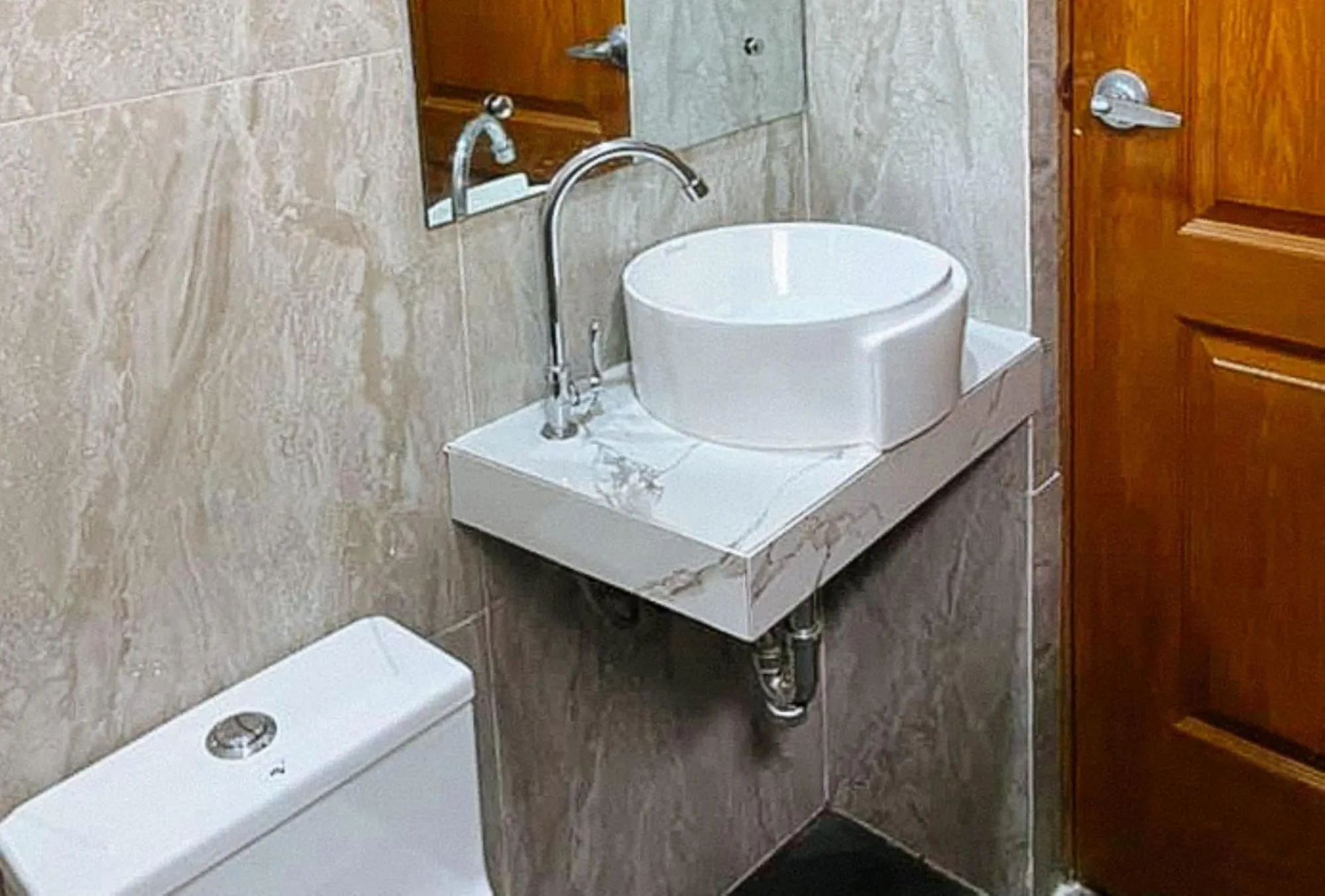 Toilet in Leonila's Travellers Inn