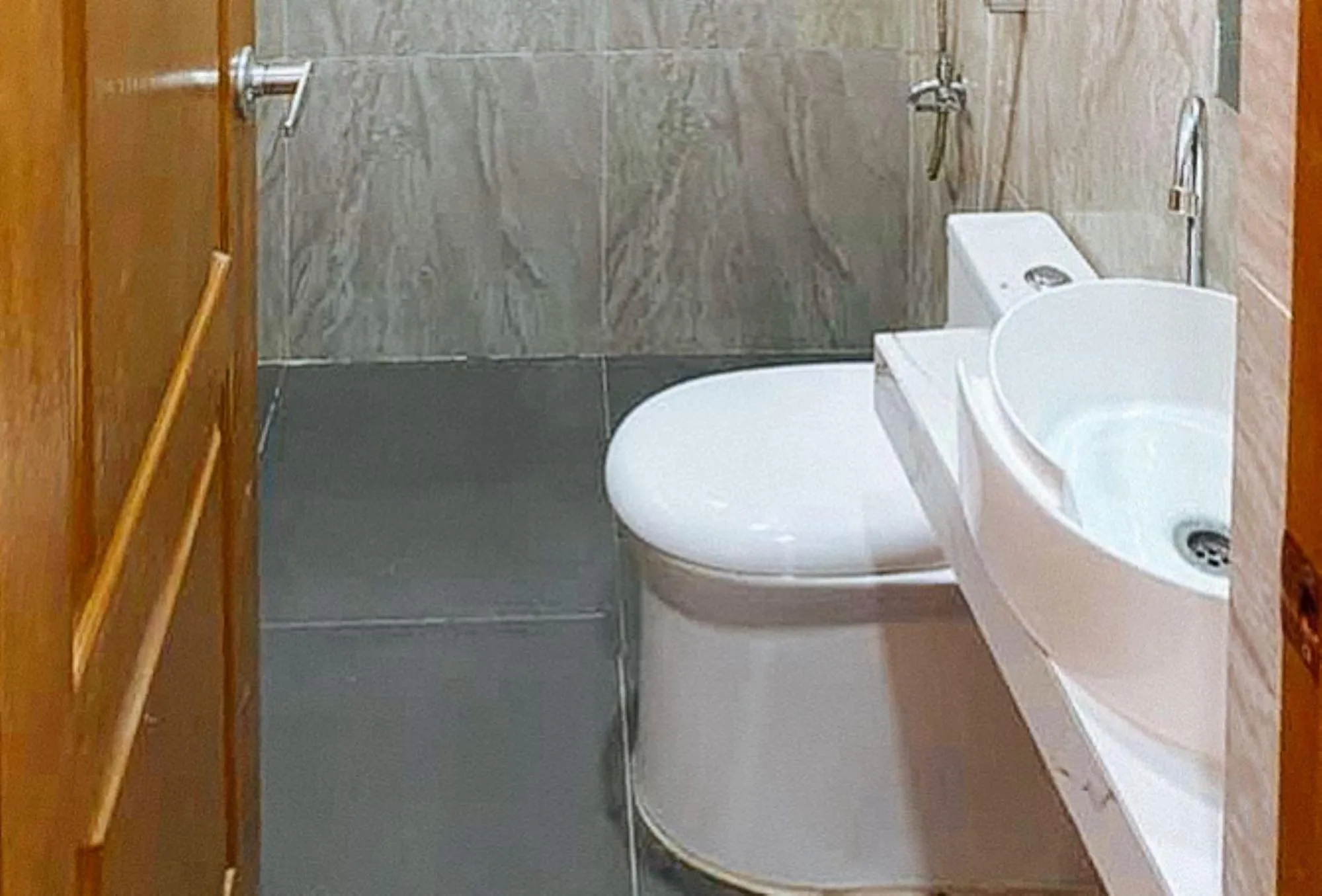 Shower in Leonila's Travellers Inn