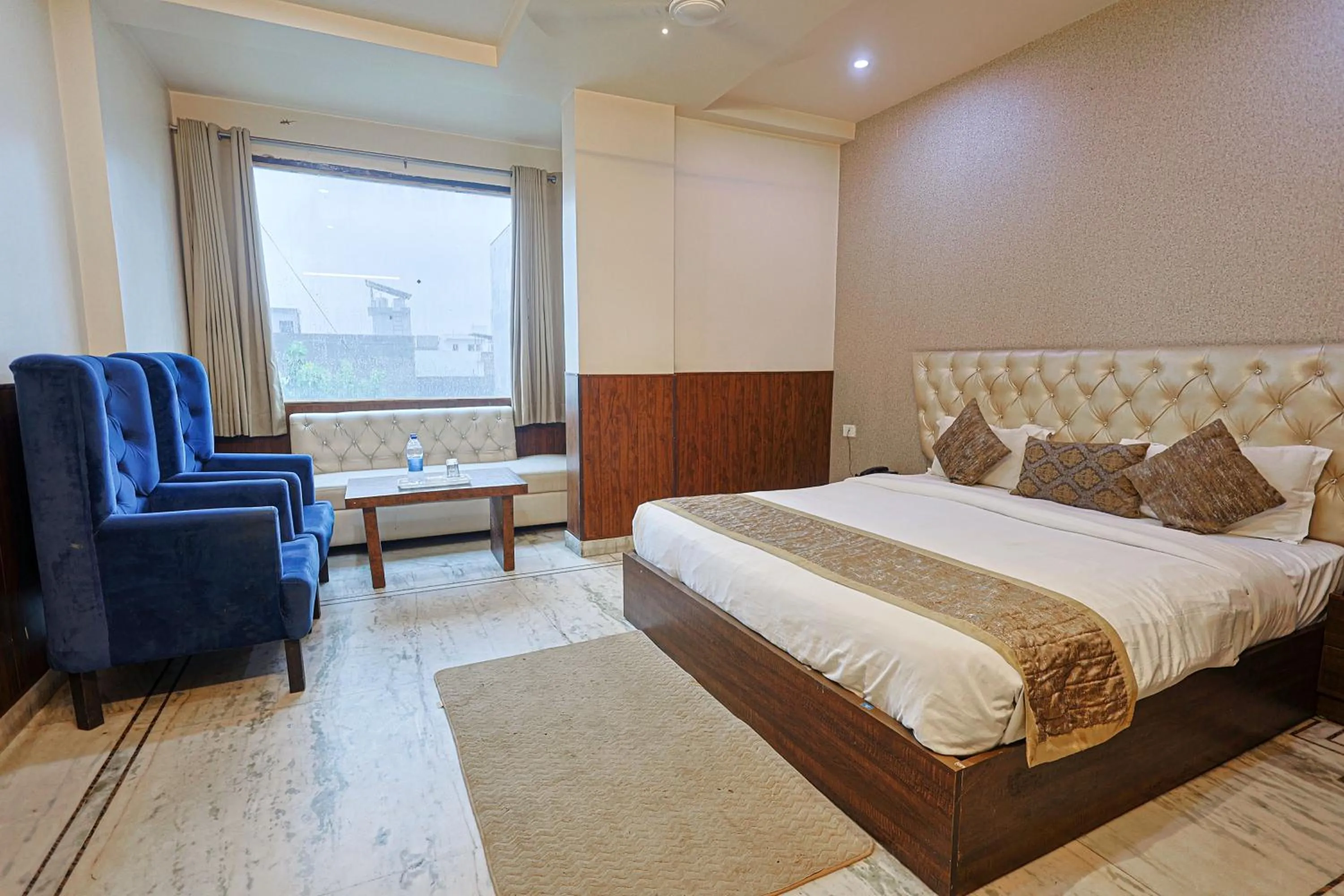 Bed in Hotel The Leaf - Gomti Nagar Lucknow