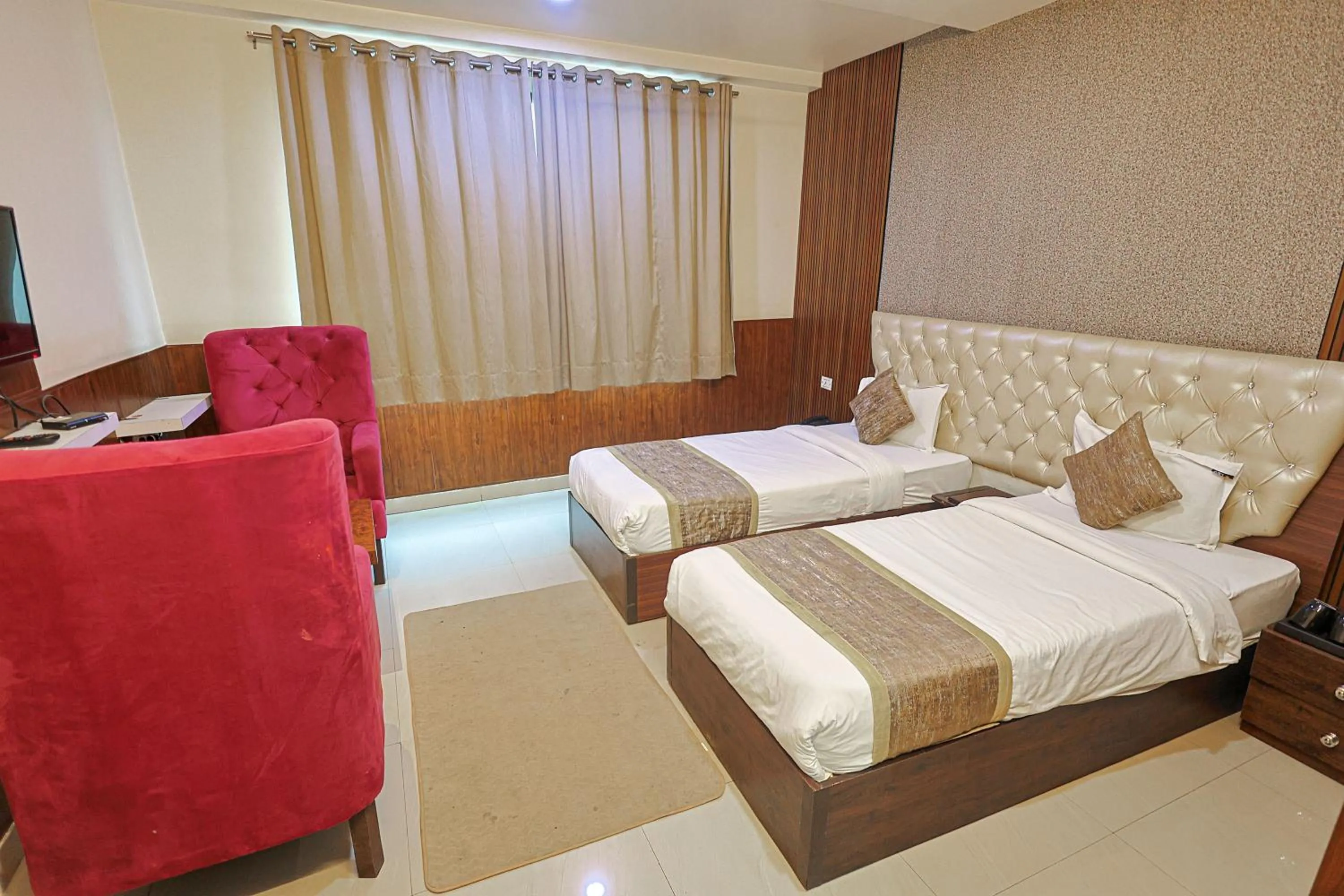 Bed in Hotel The Leaf - Gomti Nagar Lucknow