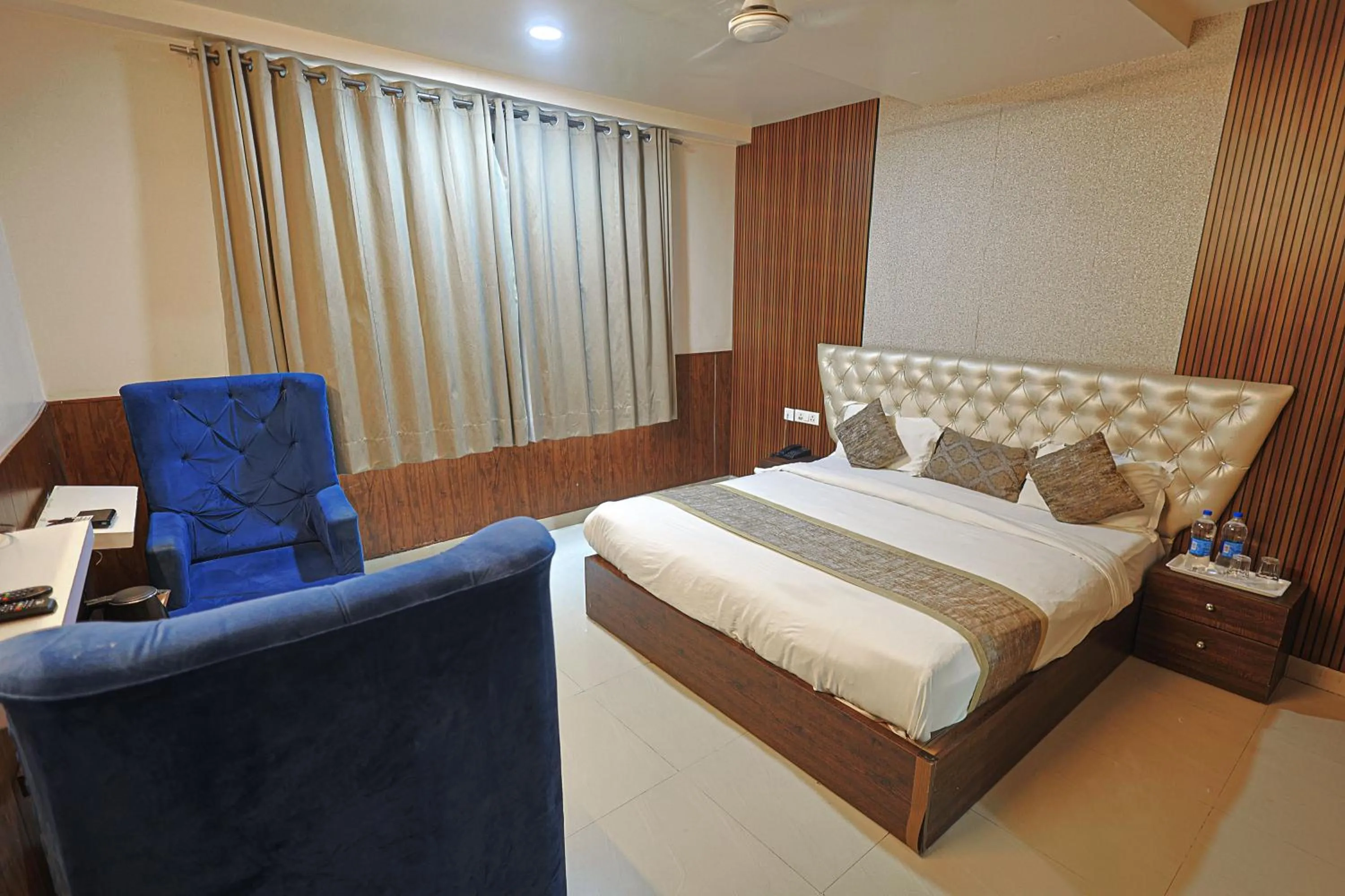 Bed in Hotel The Leaf - Gomti Nagar Lucknow