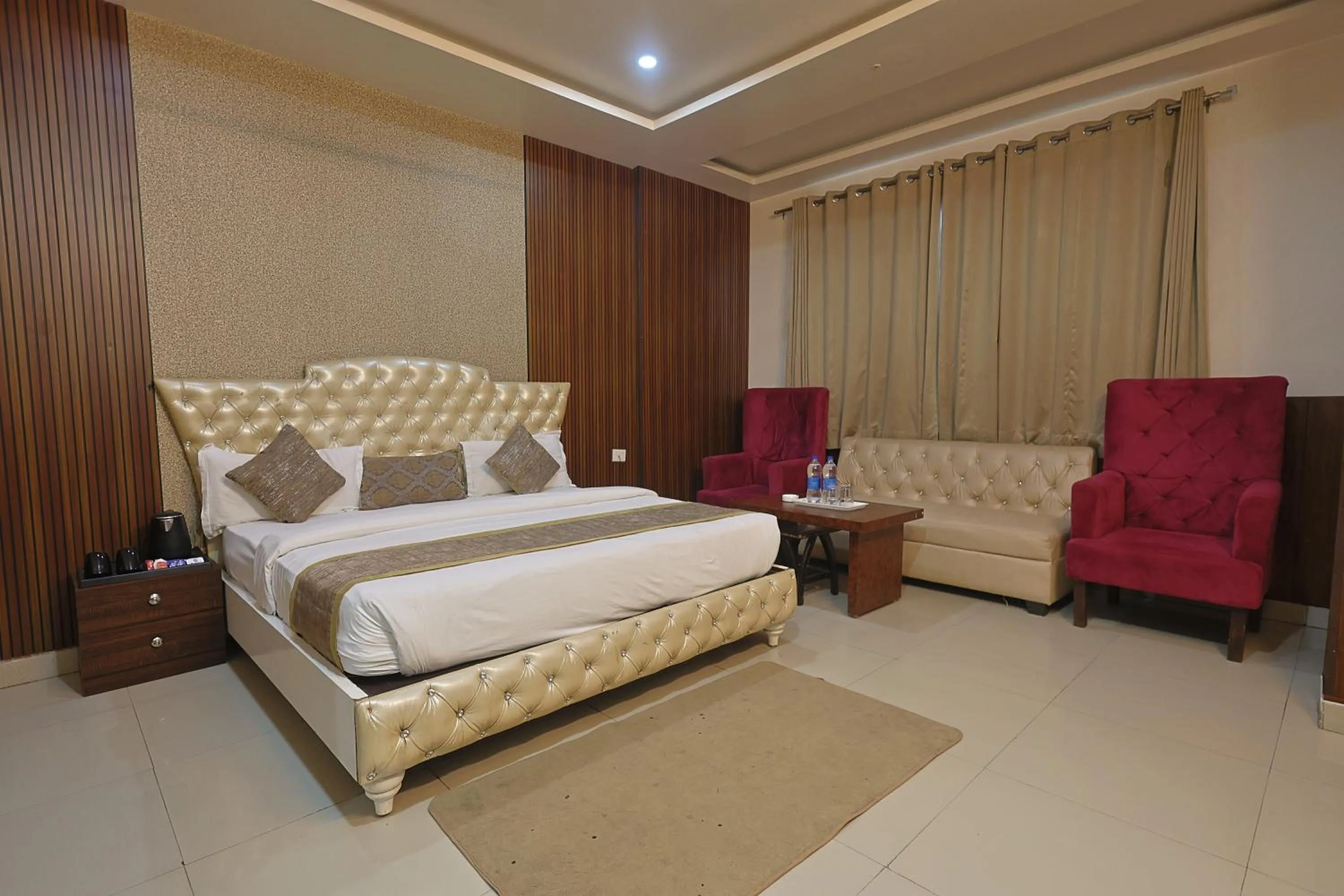 Bed in Hotel The Leaf - Gomti Nagar Lucknow