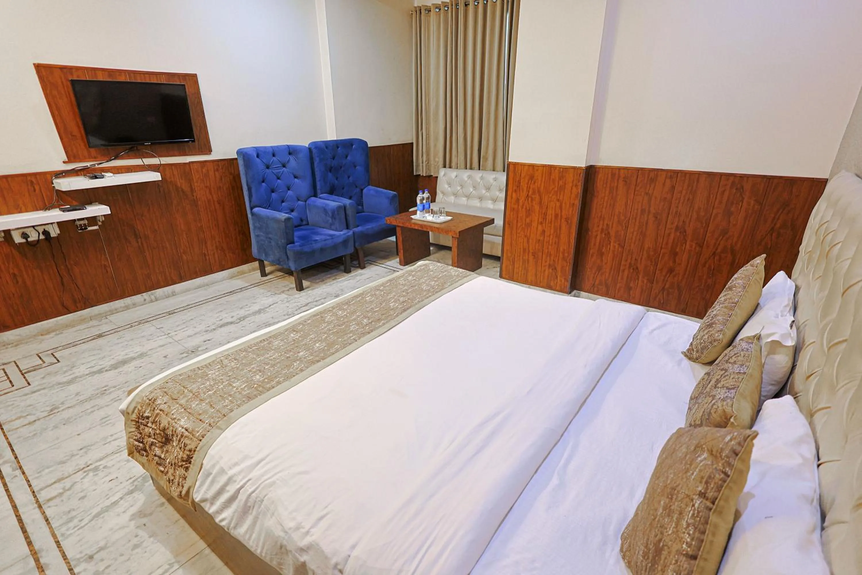 Bed in Hotel The Leaf - Gomti Nagar Lucknow