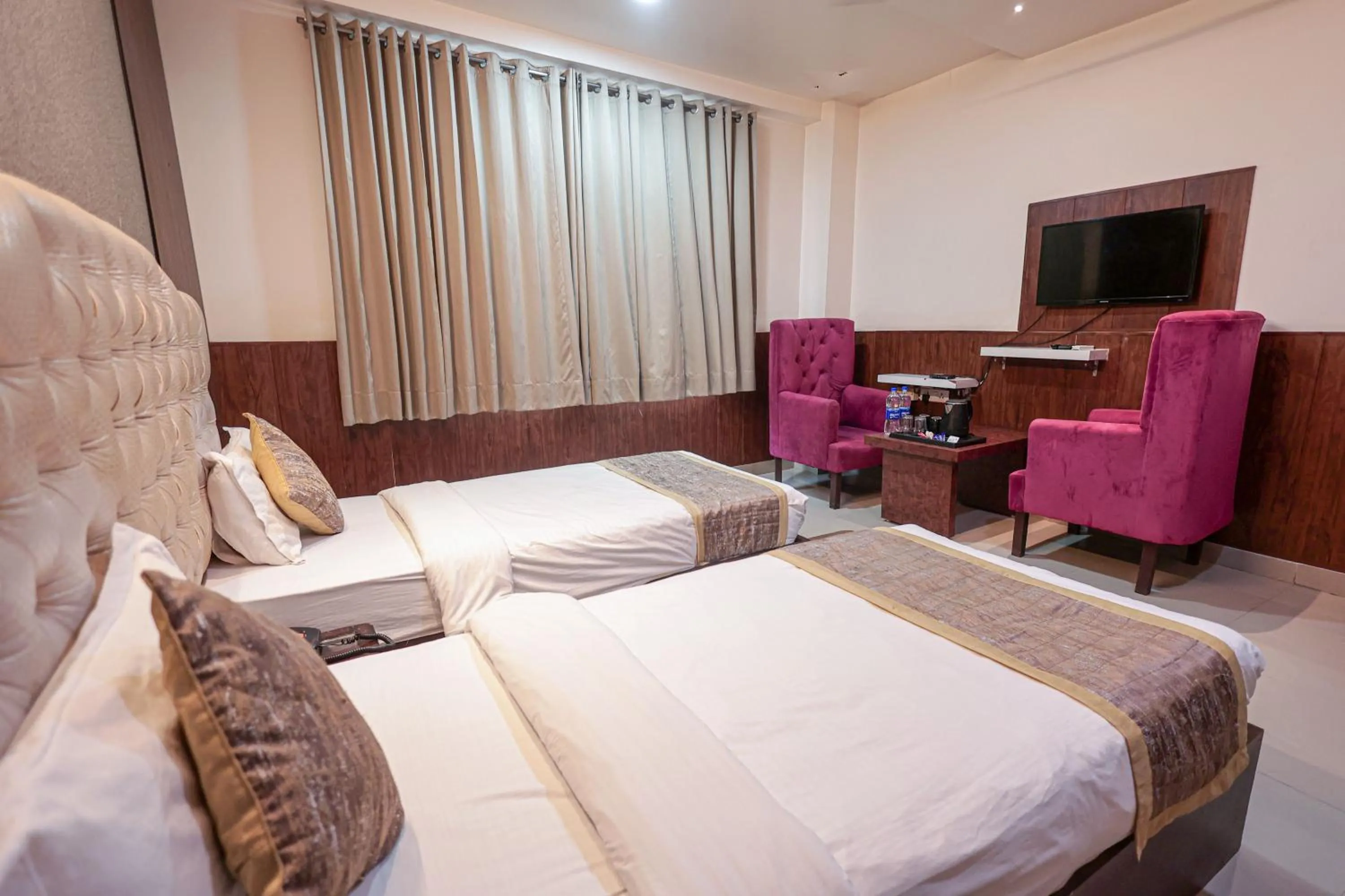 Bed in Hotel The Leaf - Gomti Nagar Lucknow