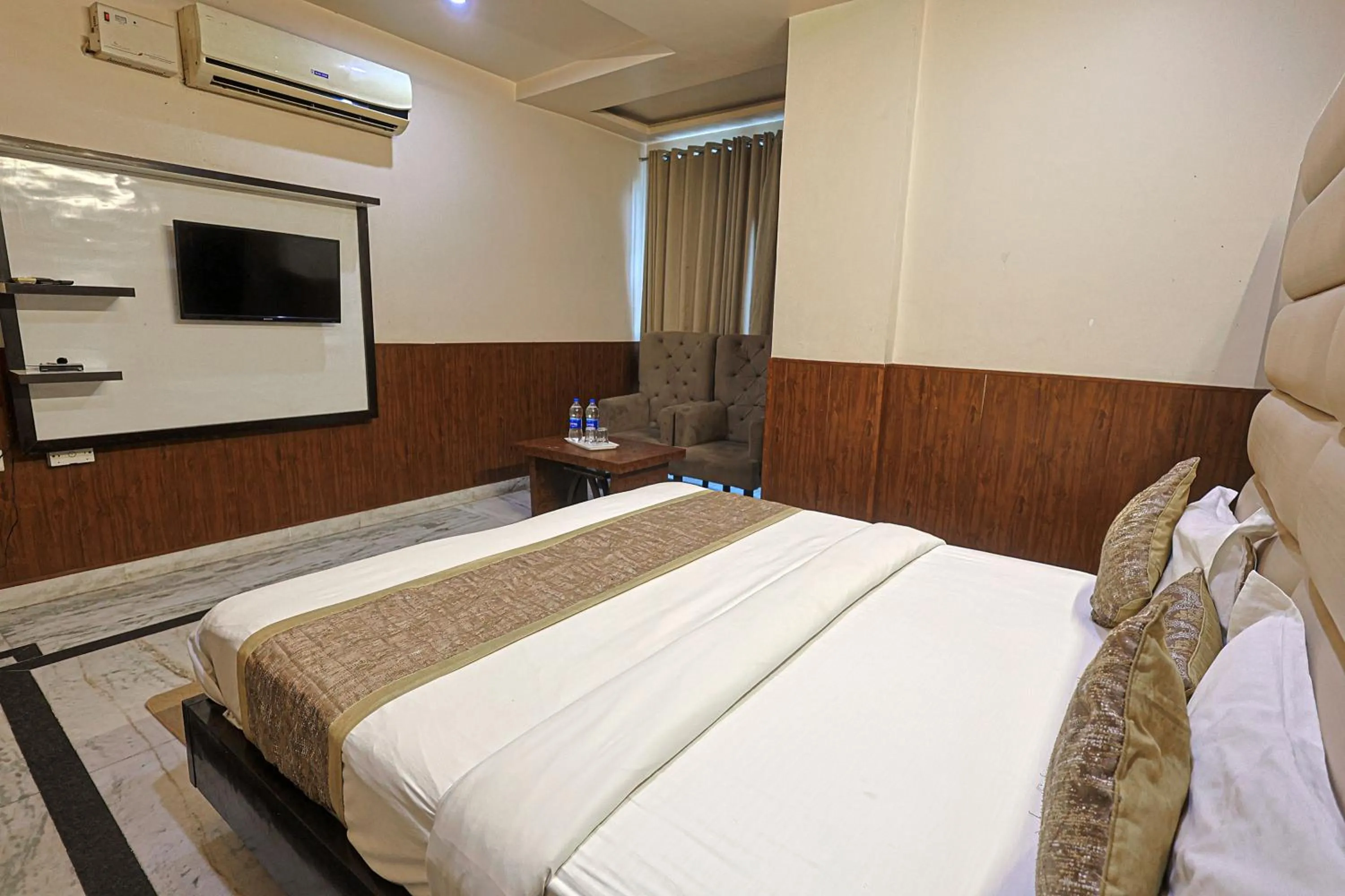 Bed in Hotel The Leaf - Gomti Nagar Lucknow