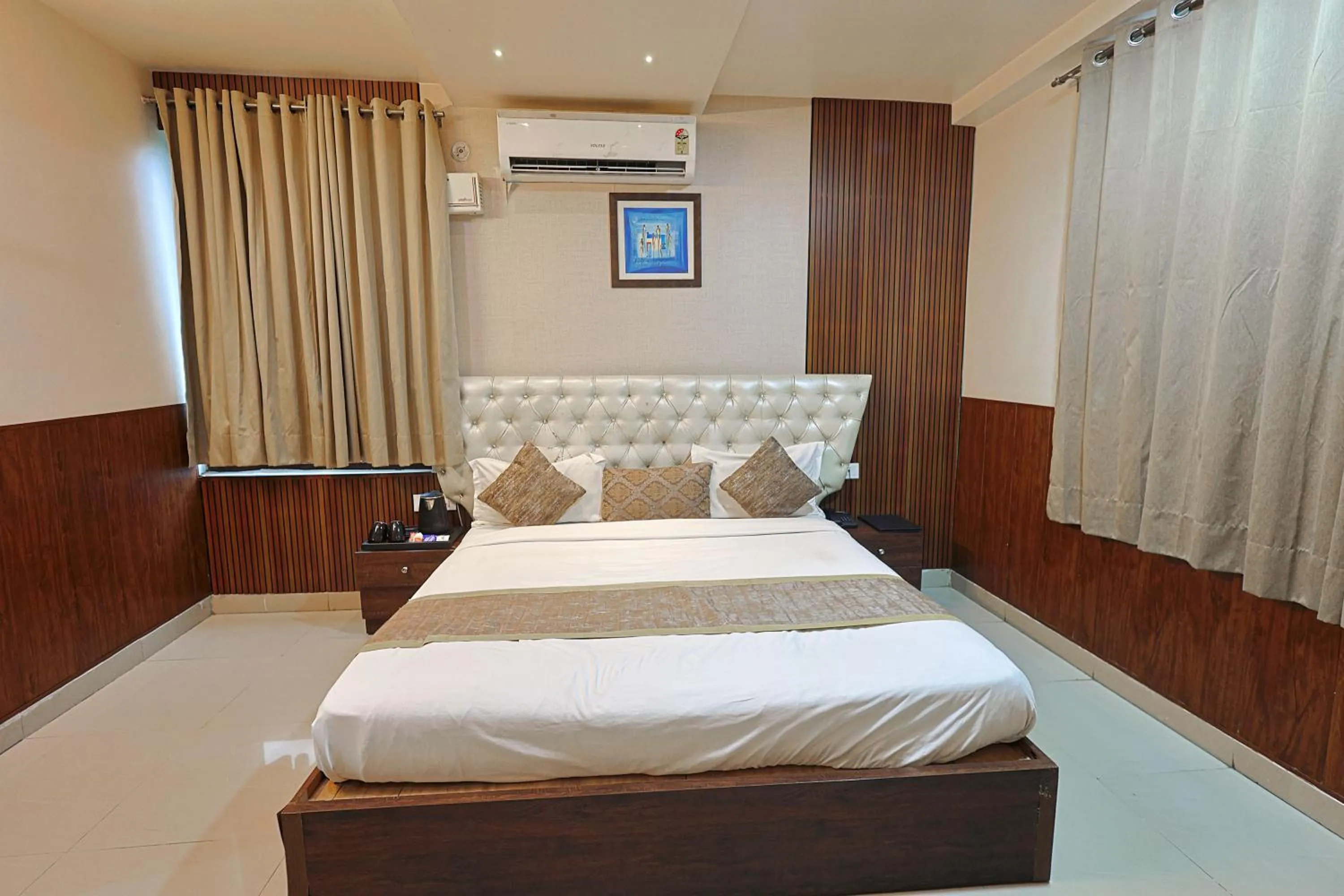 Bed in Hotel The Leaf - Gomti Nagar Lucknow