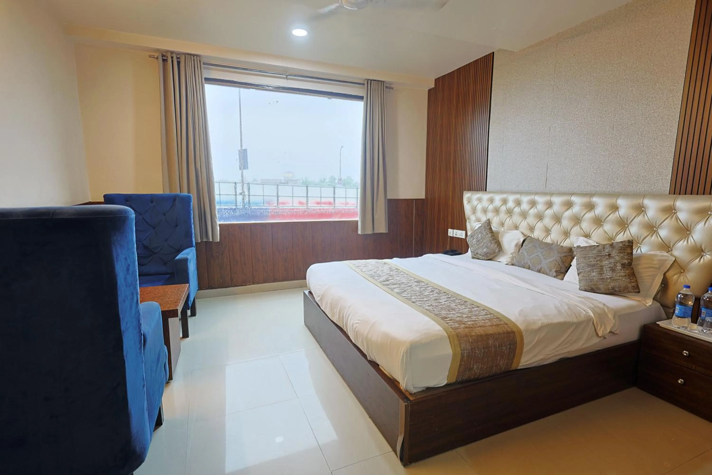 Bed in Hotel The Leaf - Gomti Nagar Lucknow