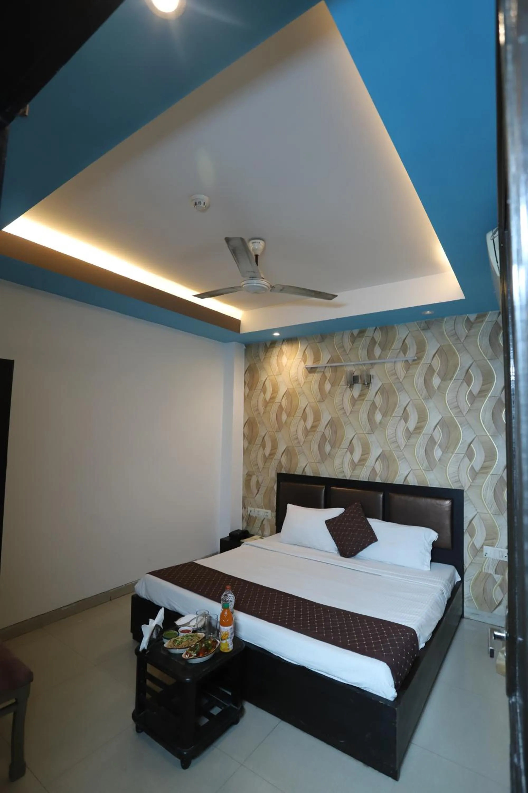 Bed in Hotel Delhi Airport Plaza IGI Airport , Free Airport Pickup